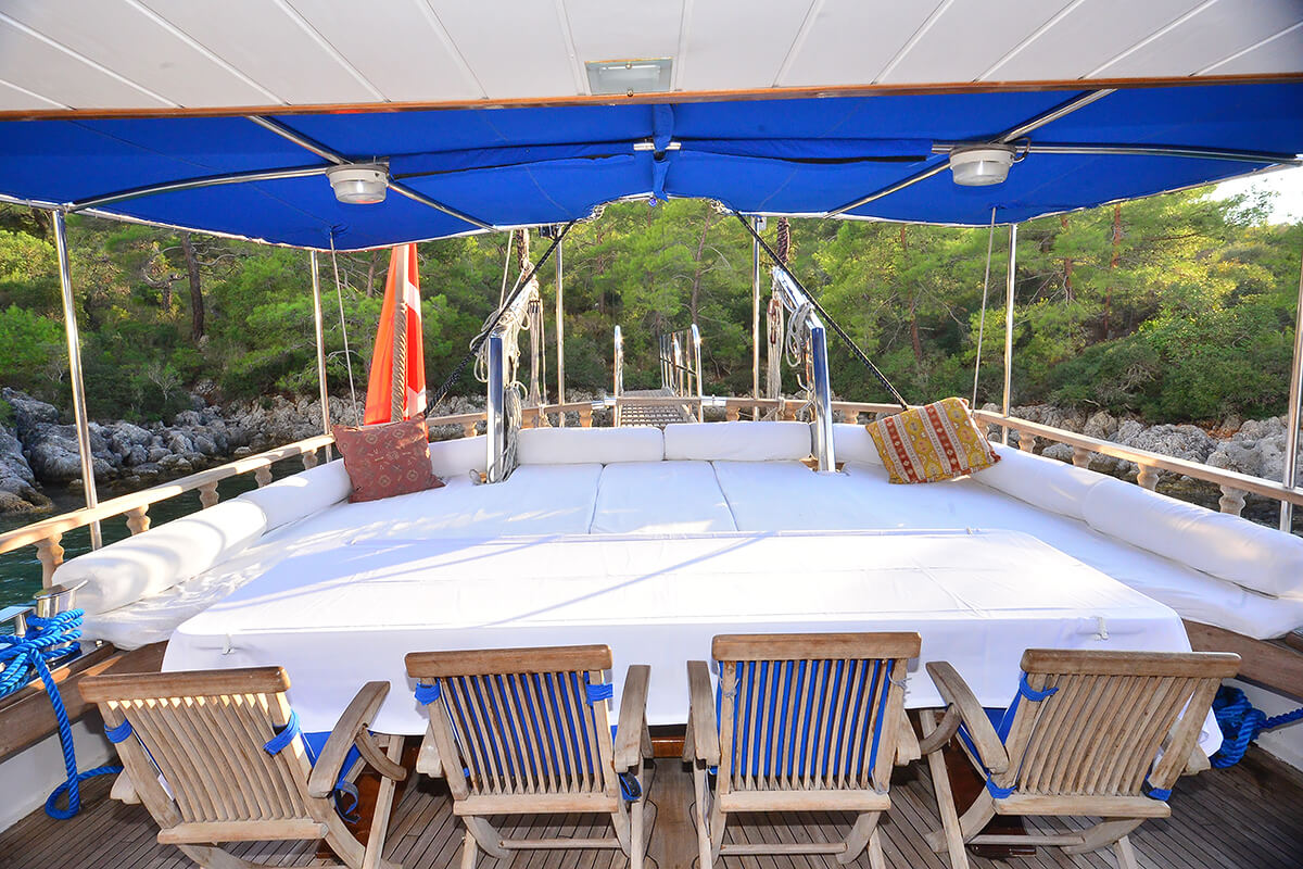 Dining-Table-on-Aft-Deck1.jpg