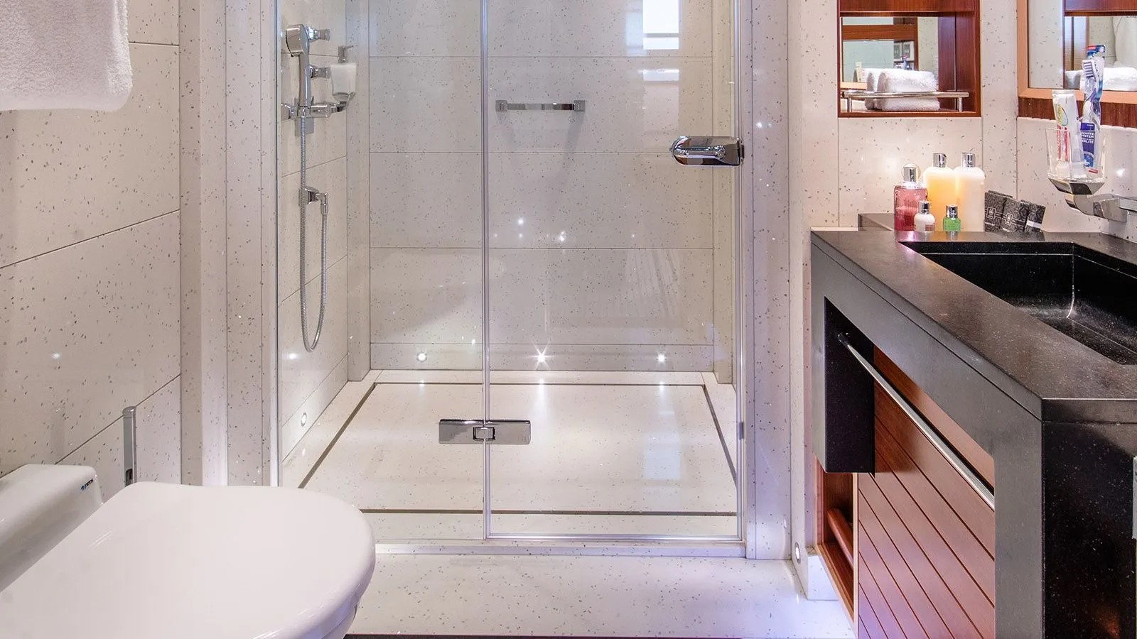 Ensuite bathroom 2.jpg