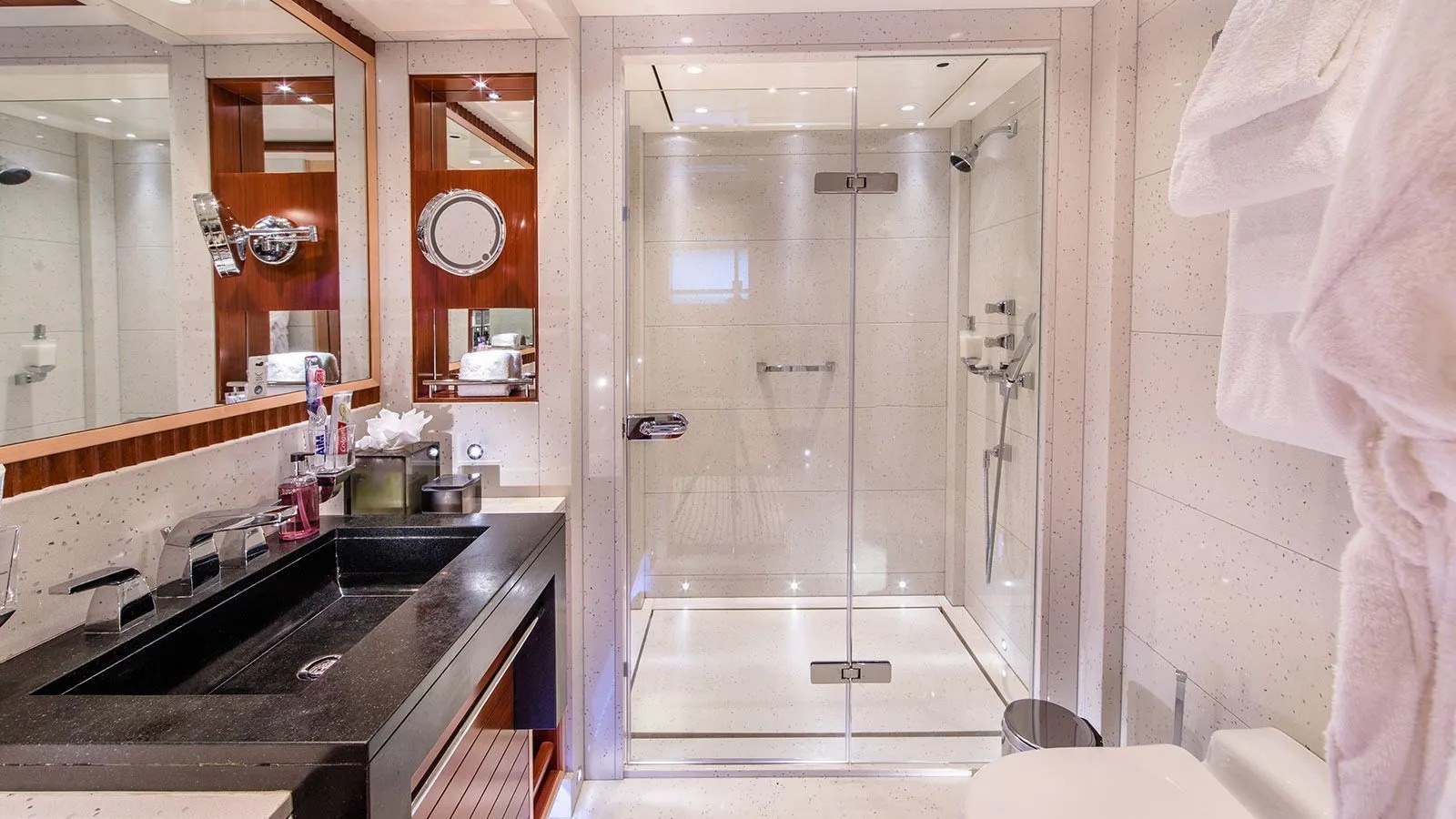 Guest ensuite.jpg