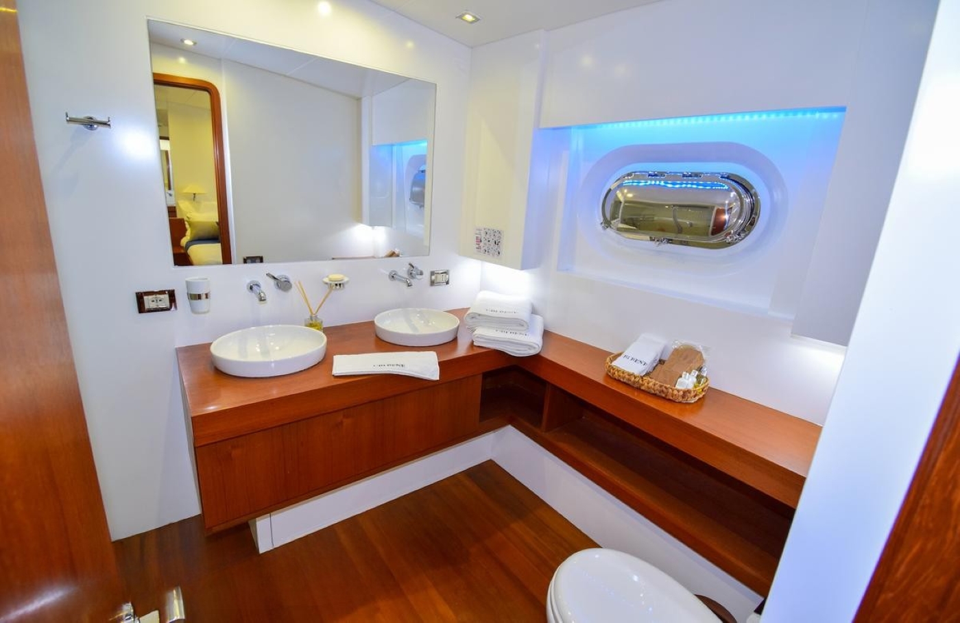Master bathroom 01.jpg