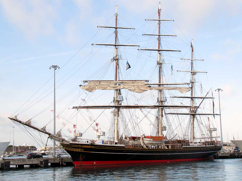 STAD AMSTERDAM in port of Livorno.jpg