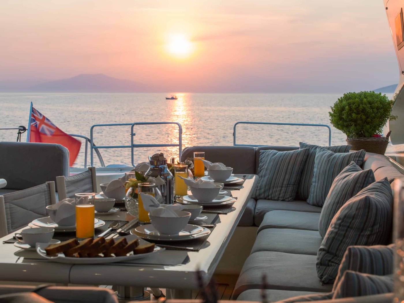 Sundeck with dining area.jpg