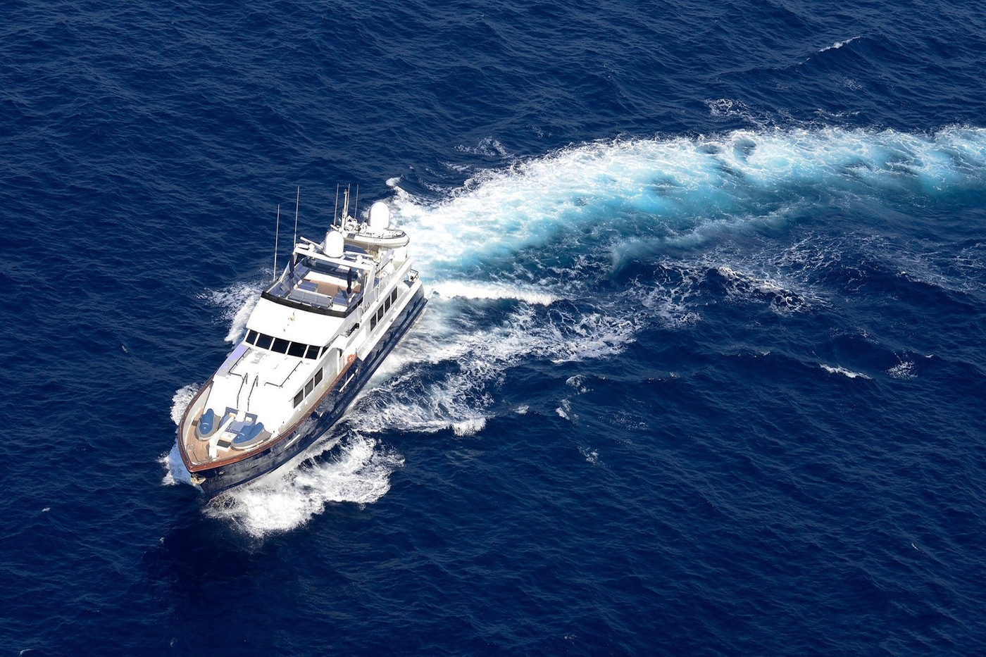 Yacht DOA by Broward - underway 6.jpg