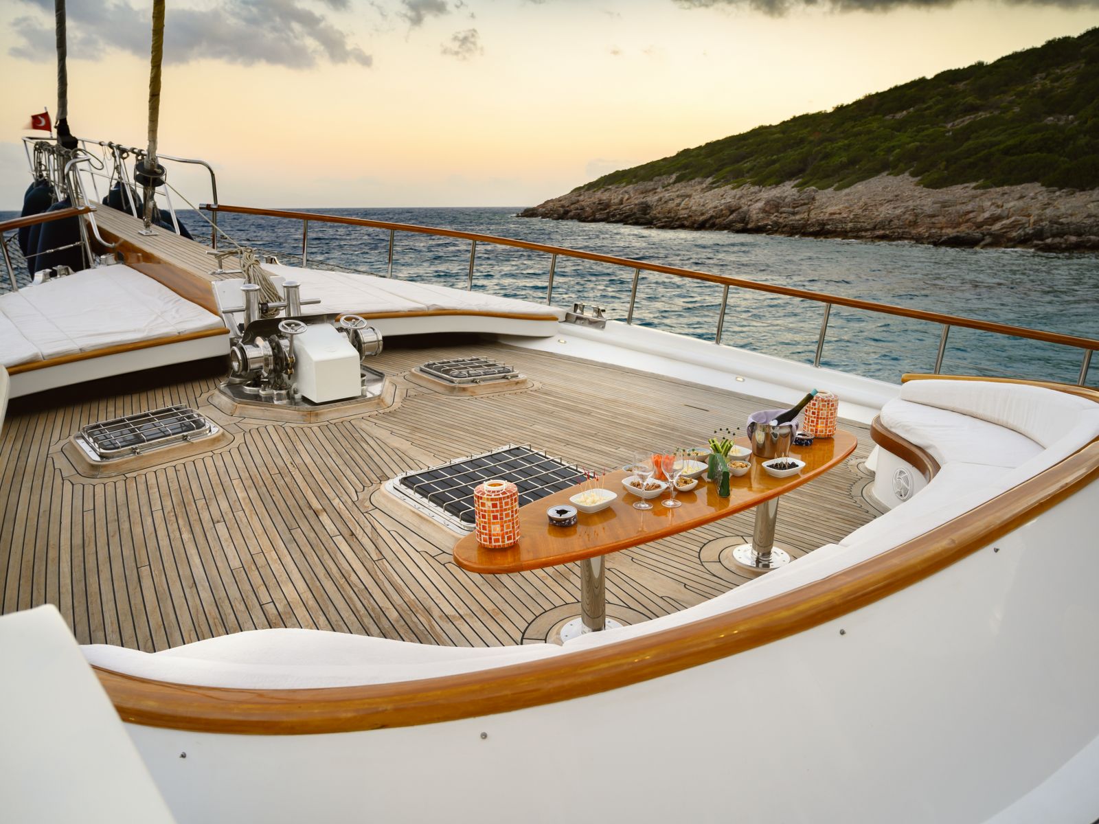 deck seating and sunbathing area.jpg