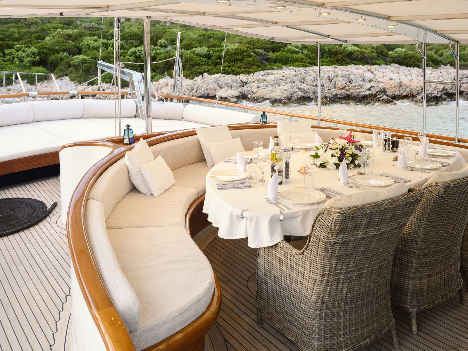 elegant dining set up alfresco.jpg