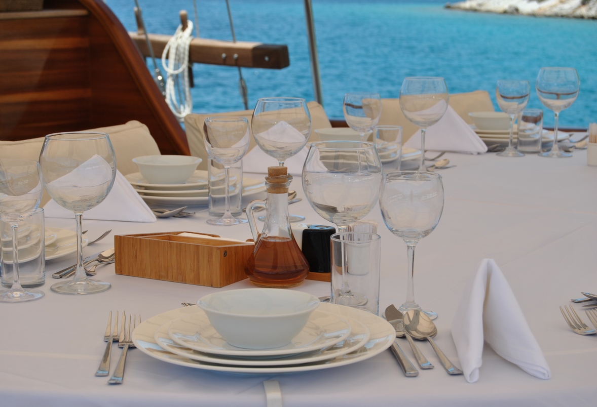 gulet_caner-iv_alfresco_table_setting.jpg