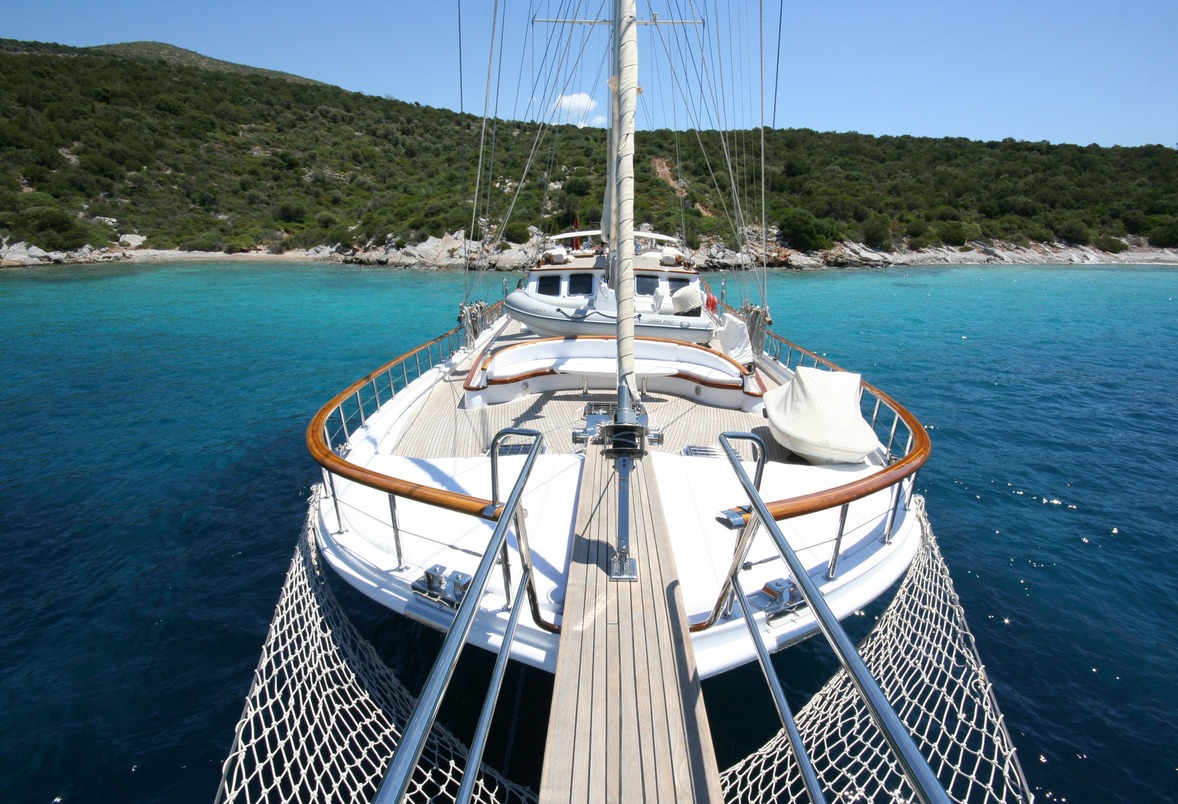 gulet_caner-iv_front_view.jpg