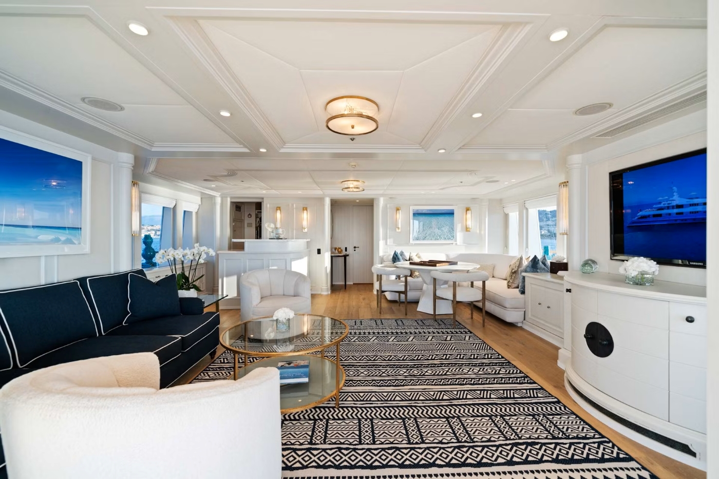 interior bridge deck sky lounge 02.jpg
