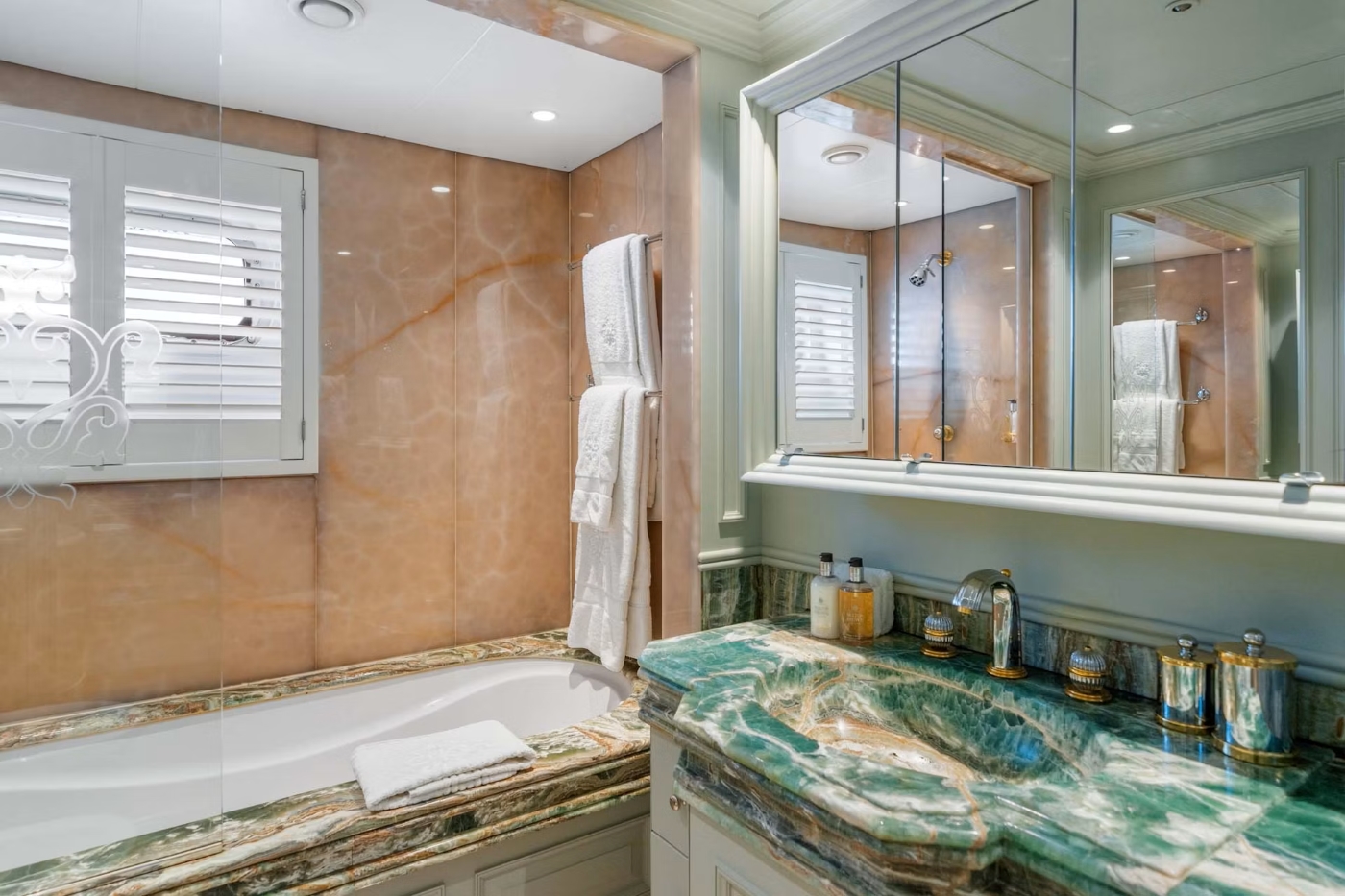 interior lower deck guest ensuite starboard 01.jpg