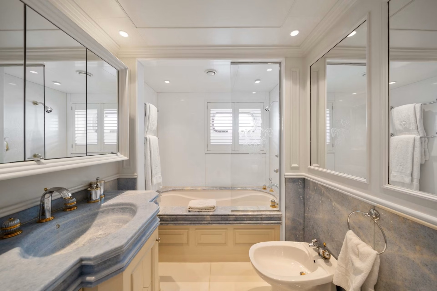 interior lower deck guest ensuite.jpg