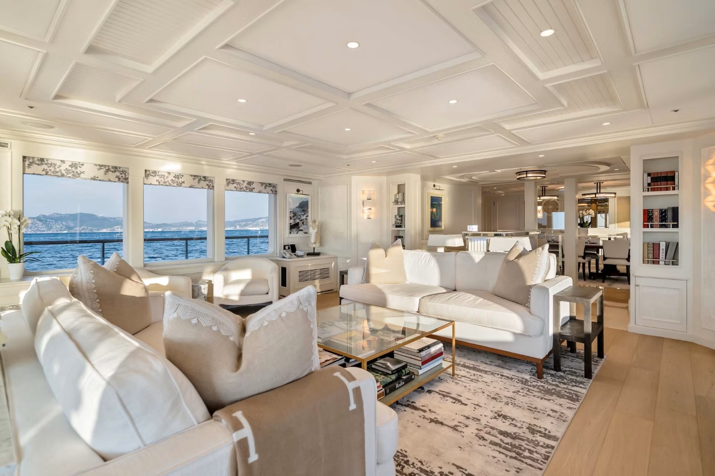 interior main deck salon 01.jpg