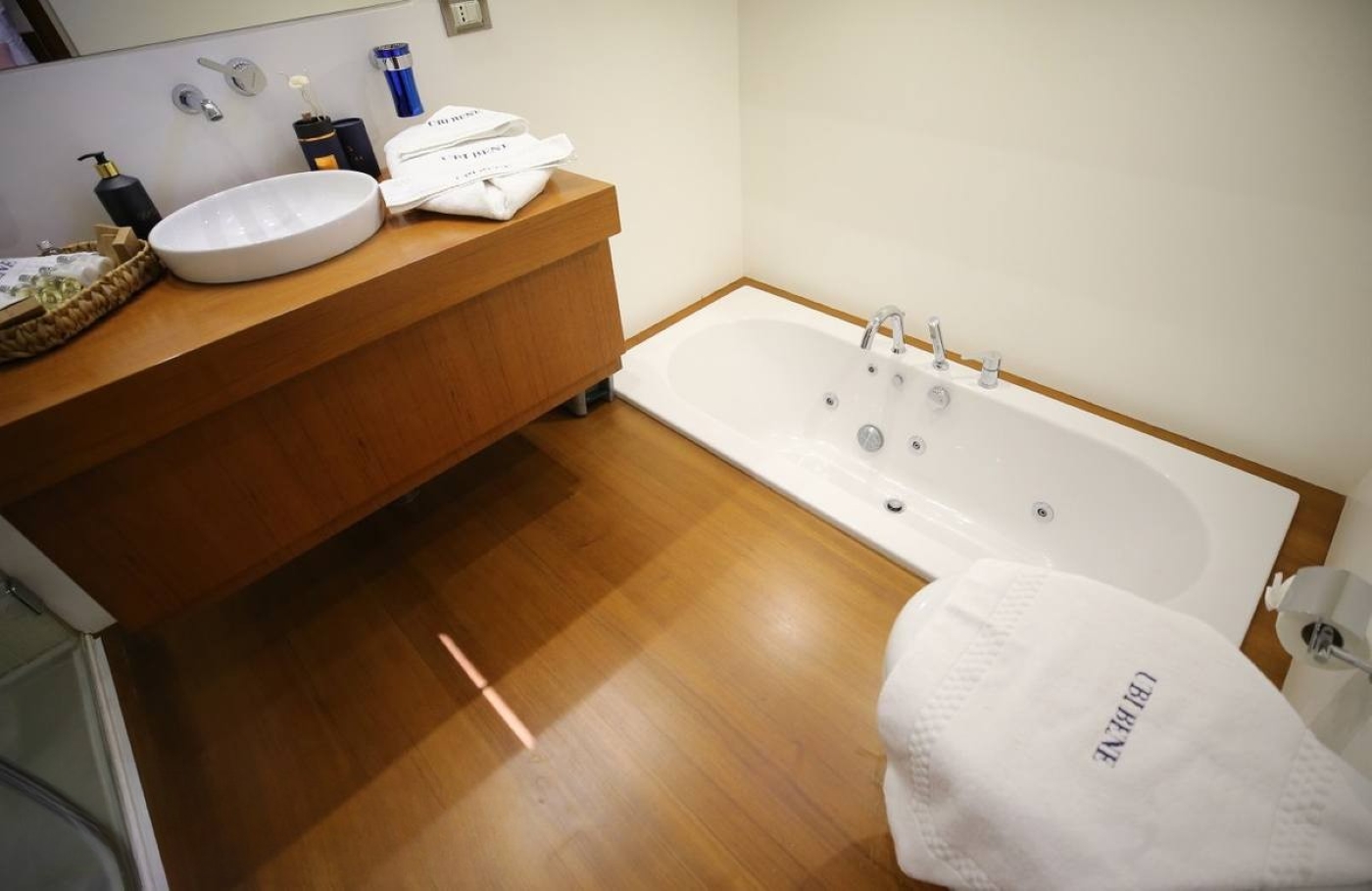 master bathroom 06.jpg