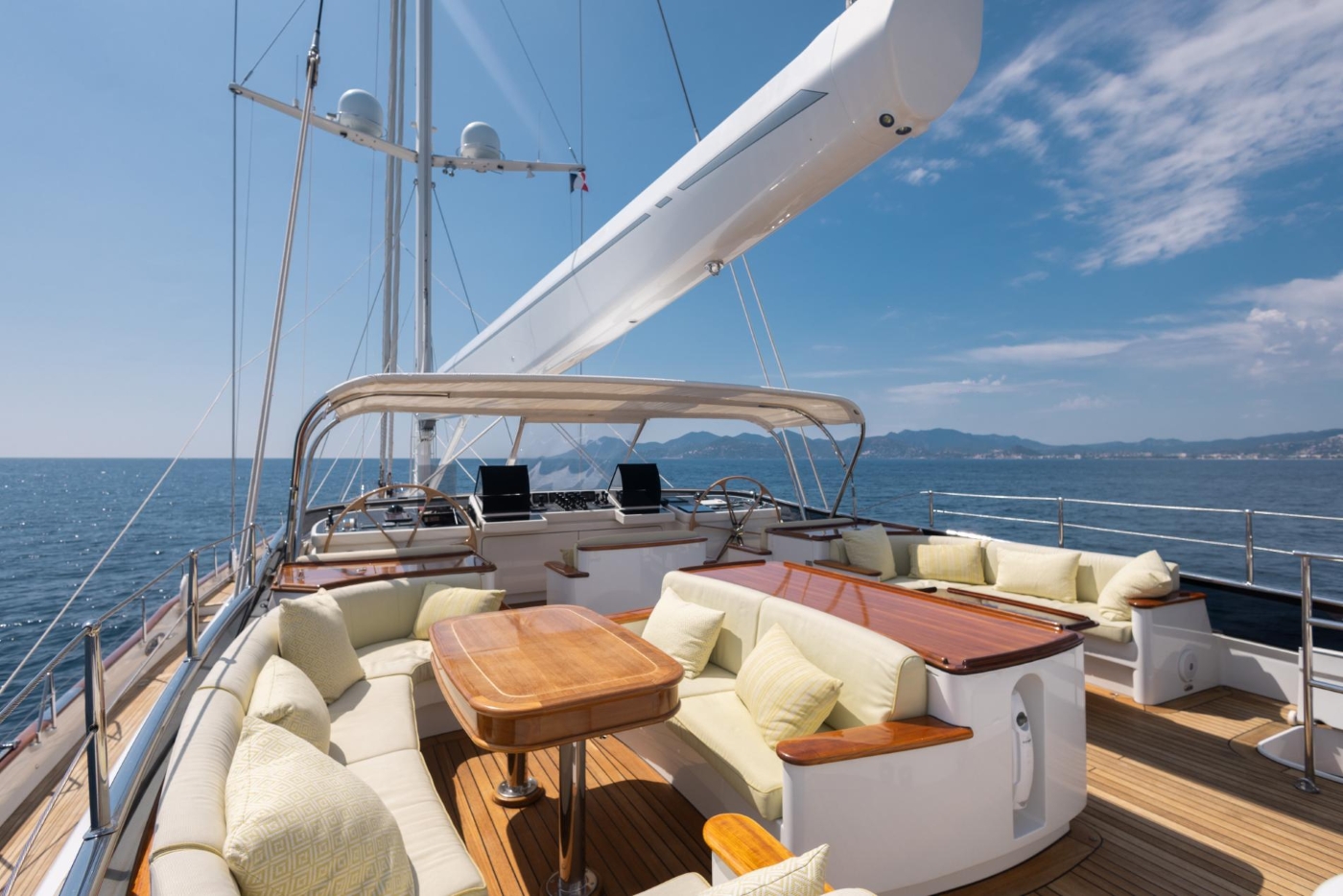 open deck with dining area.jpg