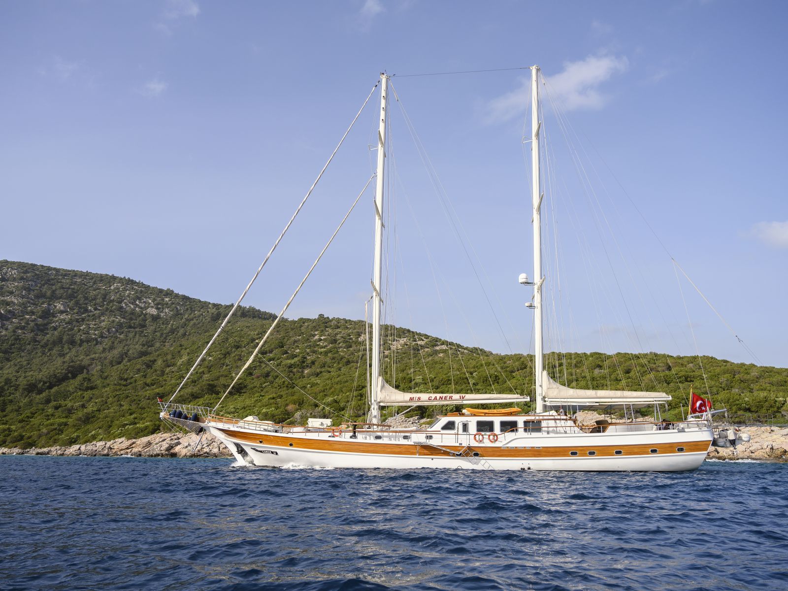 profile of the yacht.jpg