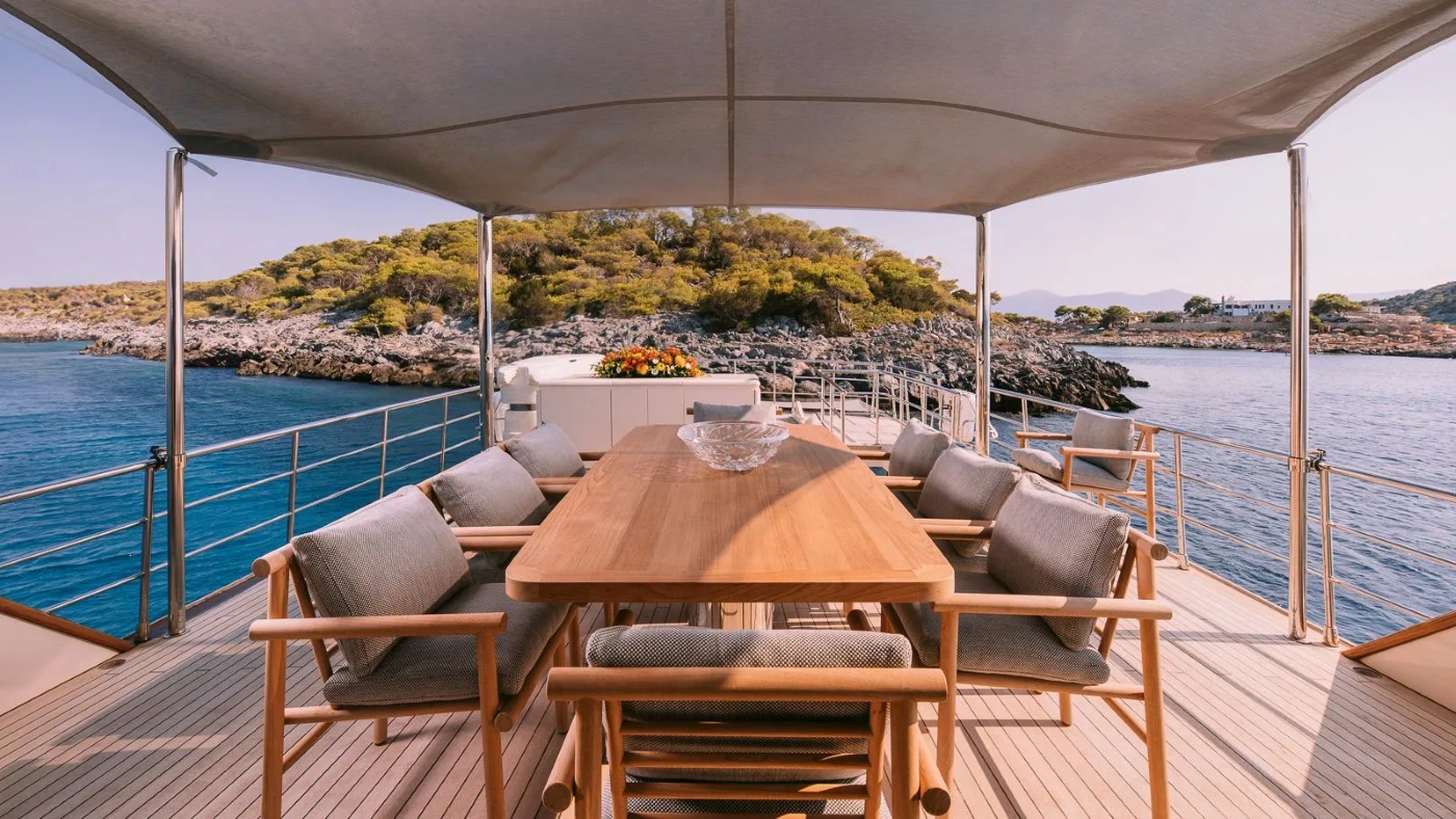 Exterior Dining Area 03.jpg