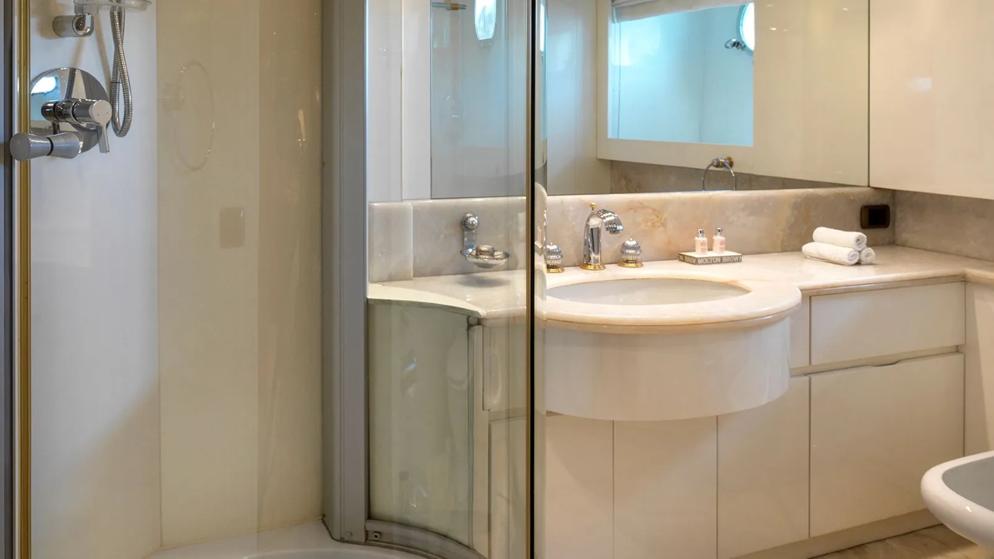 Master Bath 01.jpg