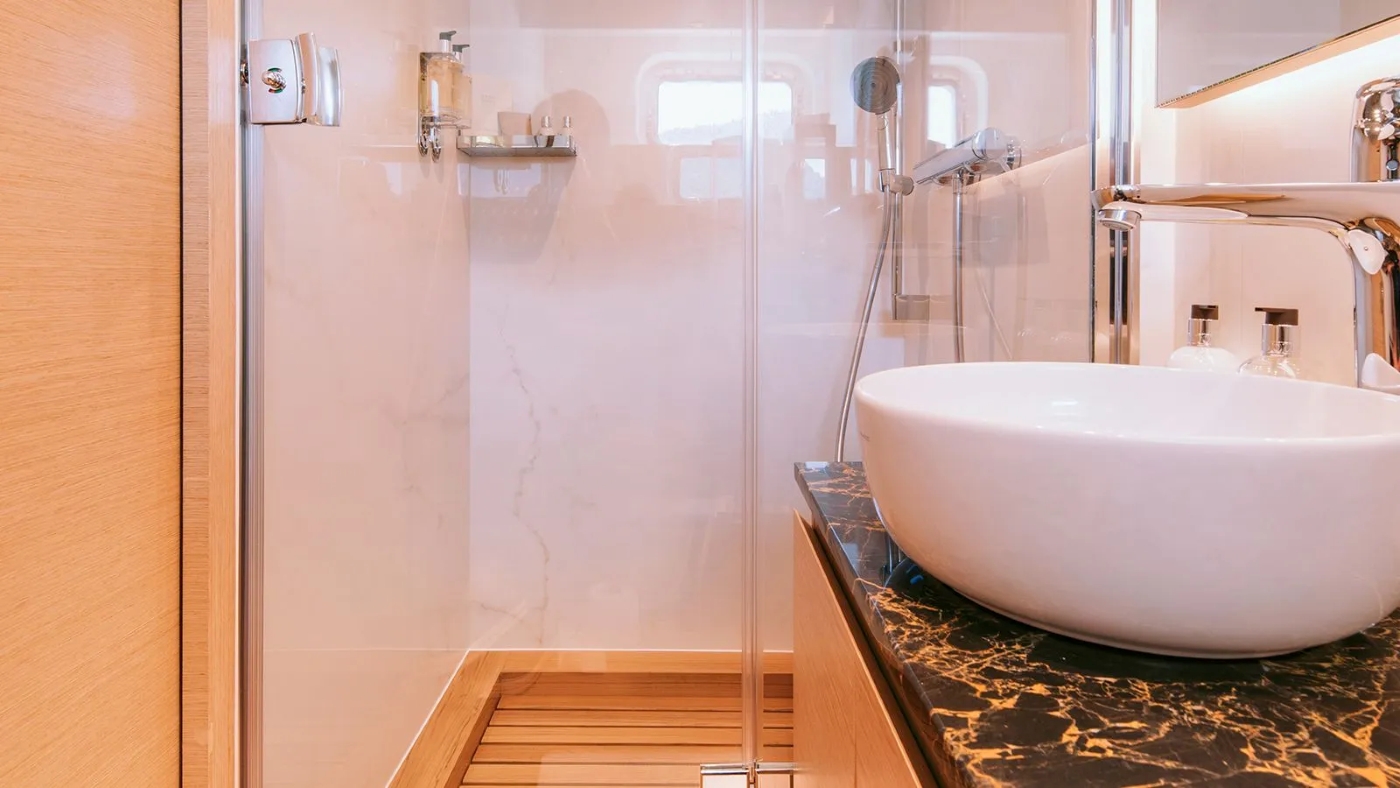 Master Bathroom 01.jpg