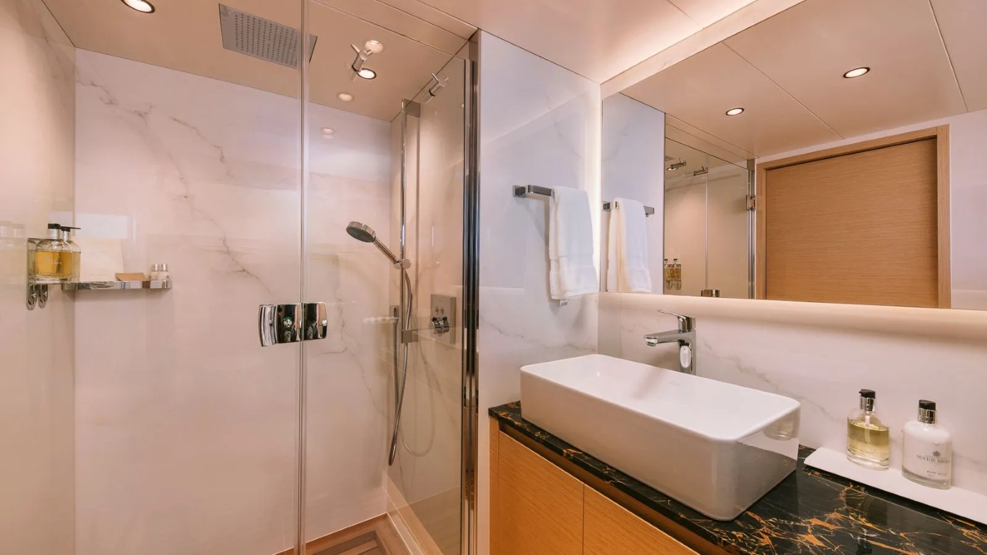 Master Bathroom 02.jpg
