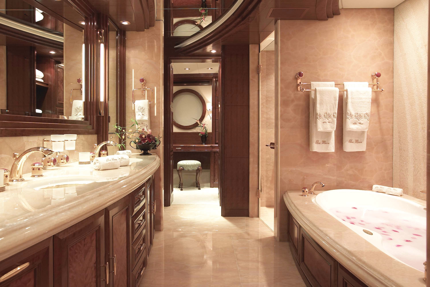 Yacht BLUE MOON by Feadship - Royal Van Lent Shipyard - Ensuite.jpg