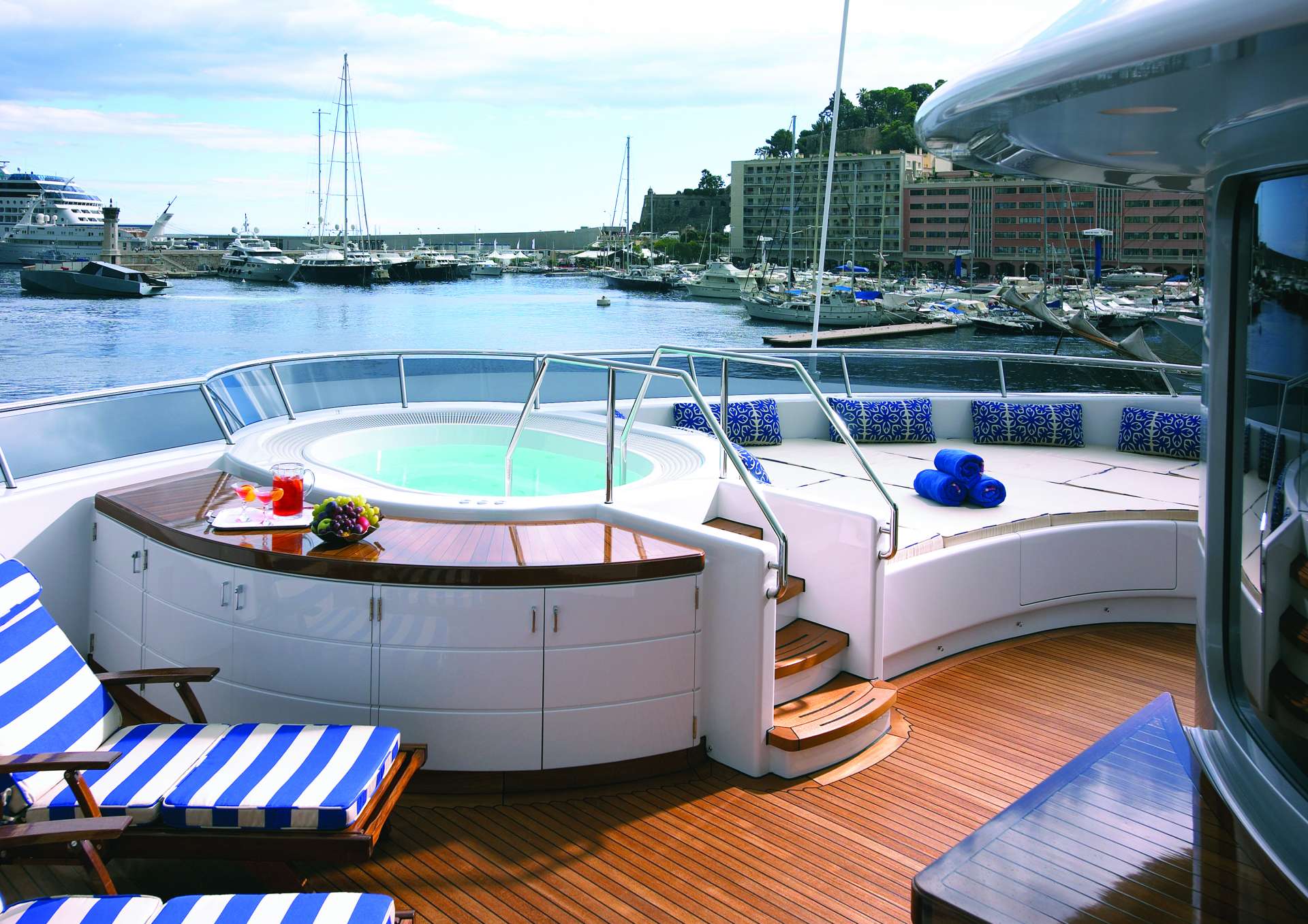 Yacht BLUE MOON by Feadship - Royal Van Lent Shipyard - Jacuzzi.jpg
