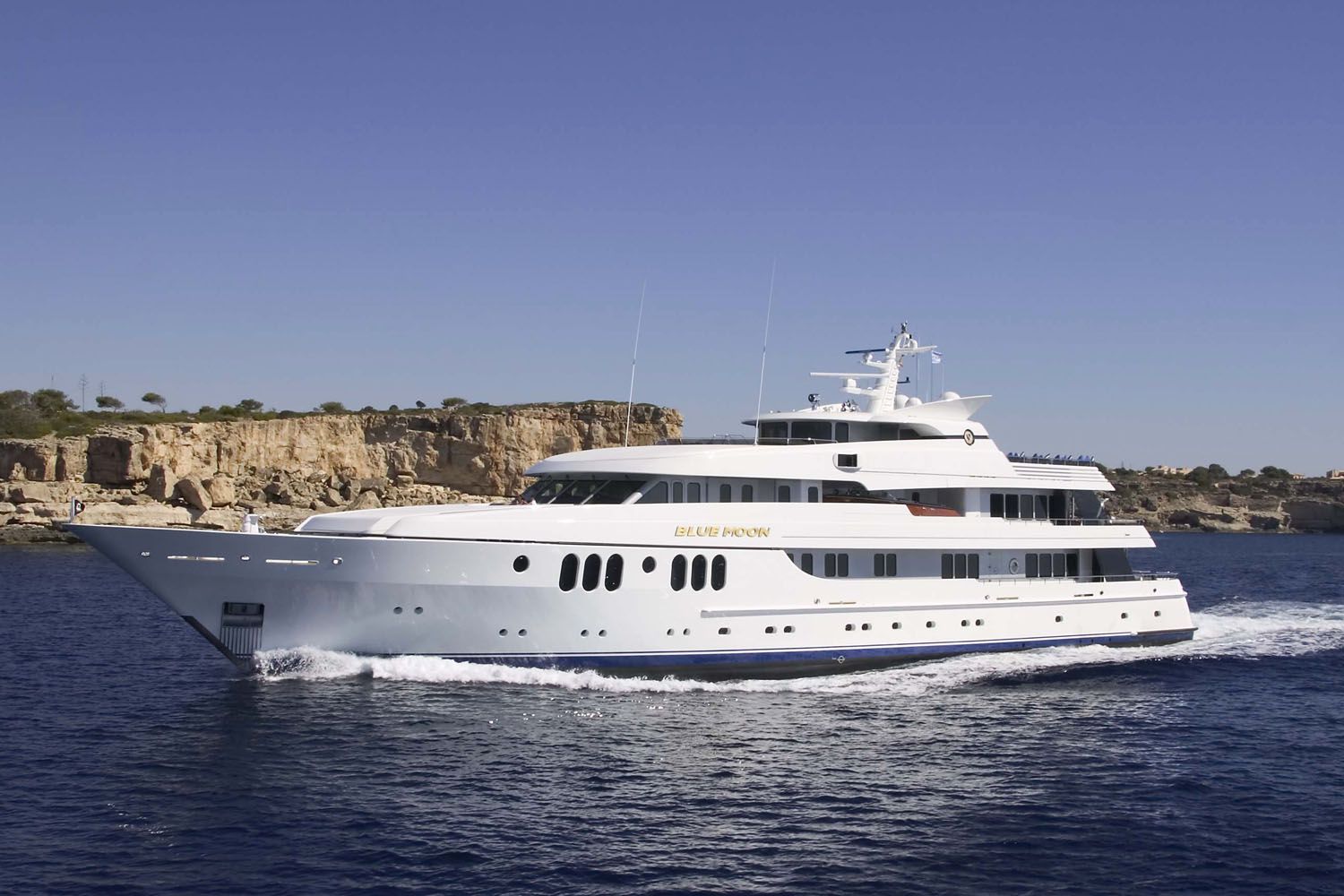Yacht BLUE MOON by Feadship - Royal Van Lent Shipyard - Underway Mediterranean.jpg