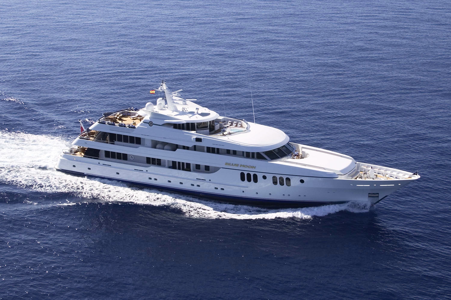 Yacht BLUE MOON by Feadship - Royal Van Lent Shipyard - Underway.jpg