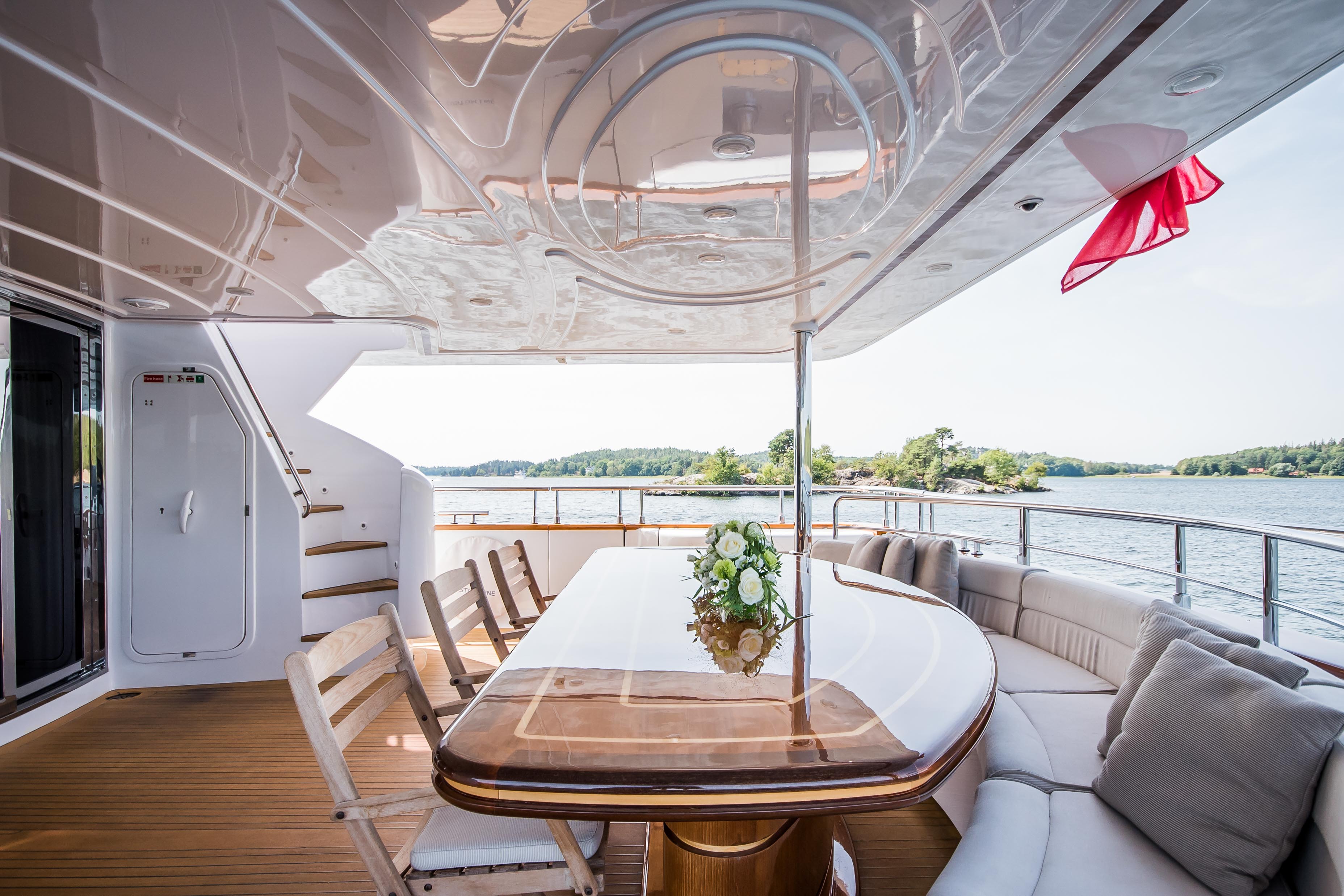 alfresco dining area aft.jpg