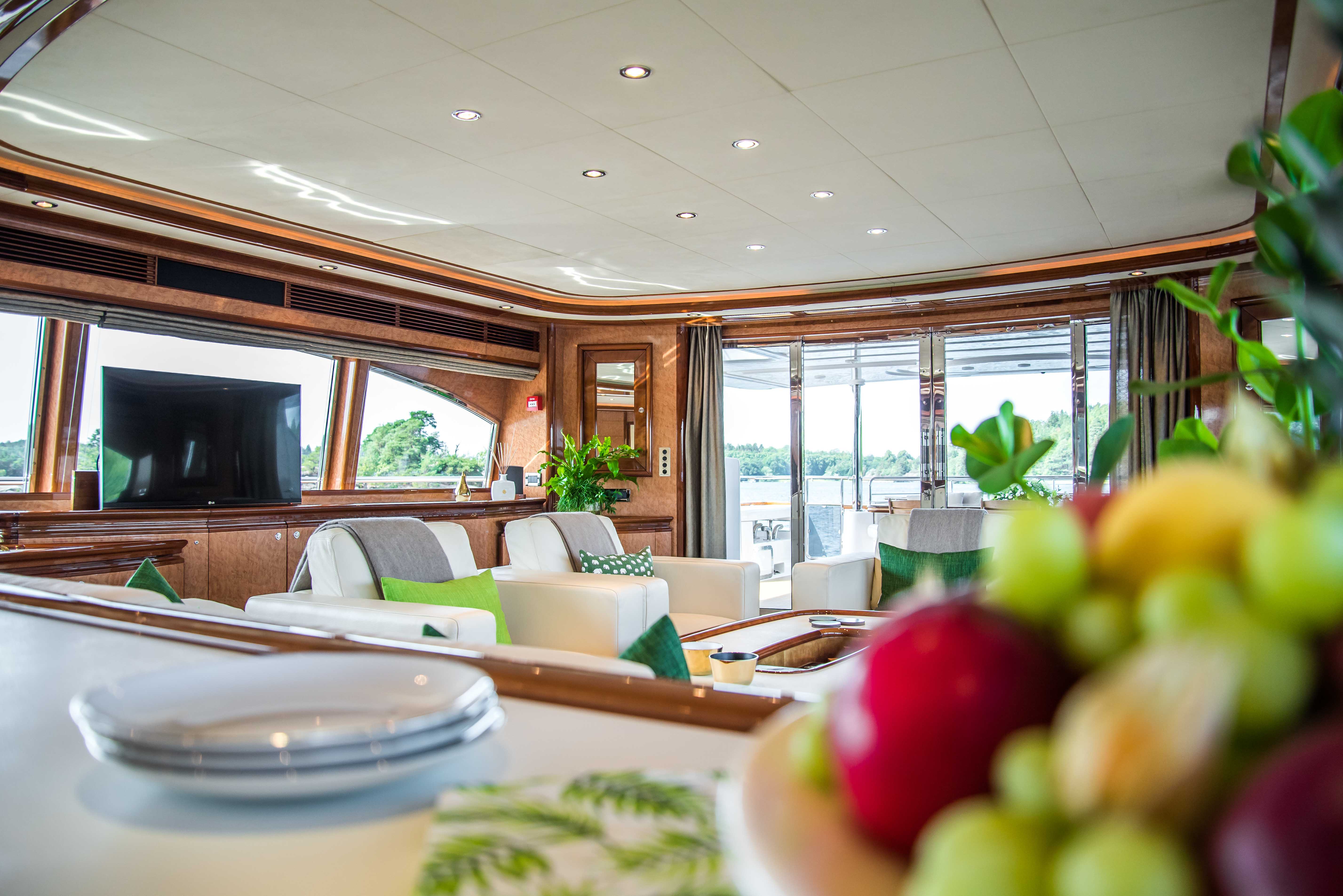 saloon looking aft.jpg