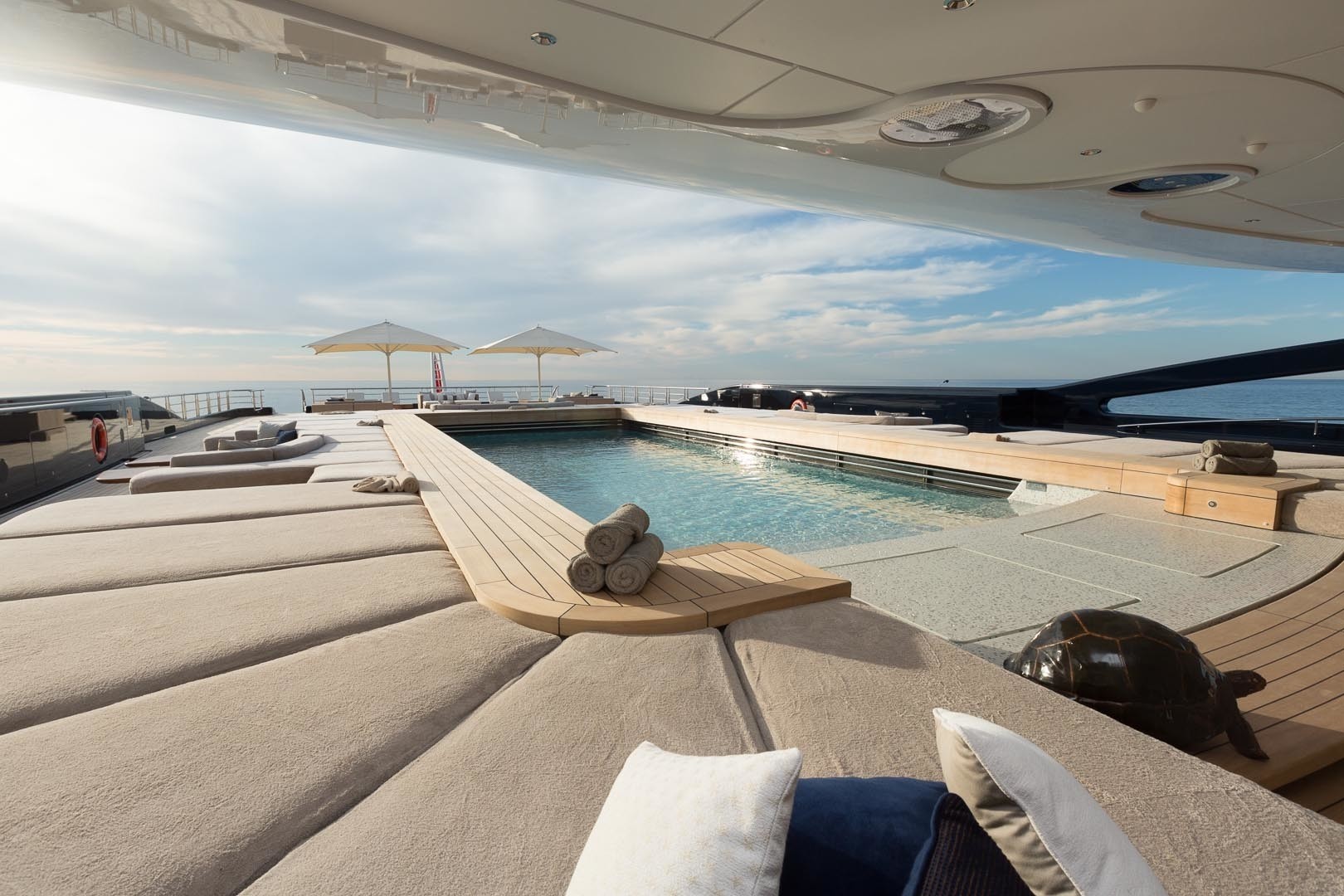 [115m-Yacht-LUNA]-5871-100.jpg