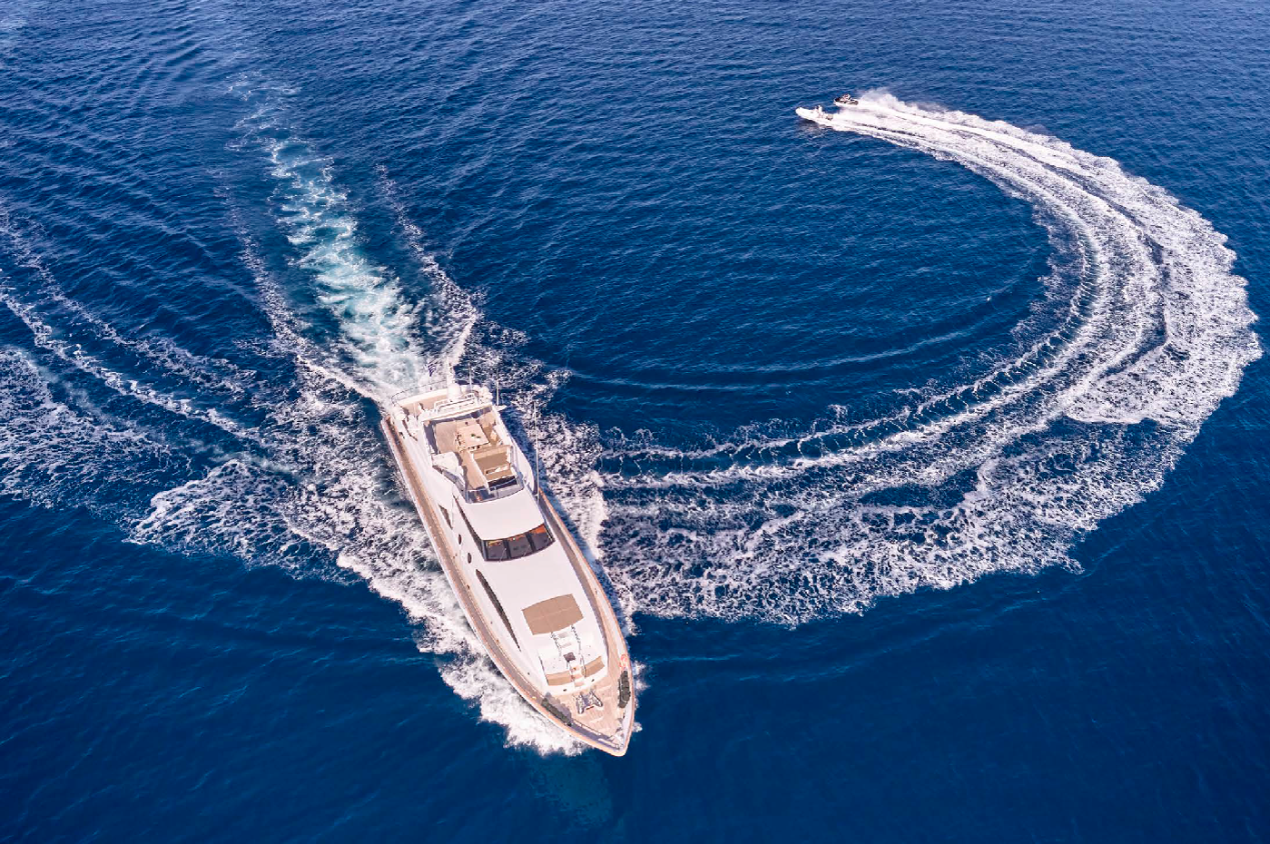 102 Luxury yacht HELIOS.png