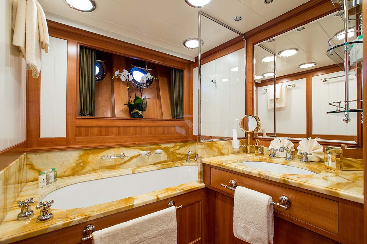 15-Ellen-master-stateroom-bath.jpg