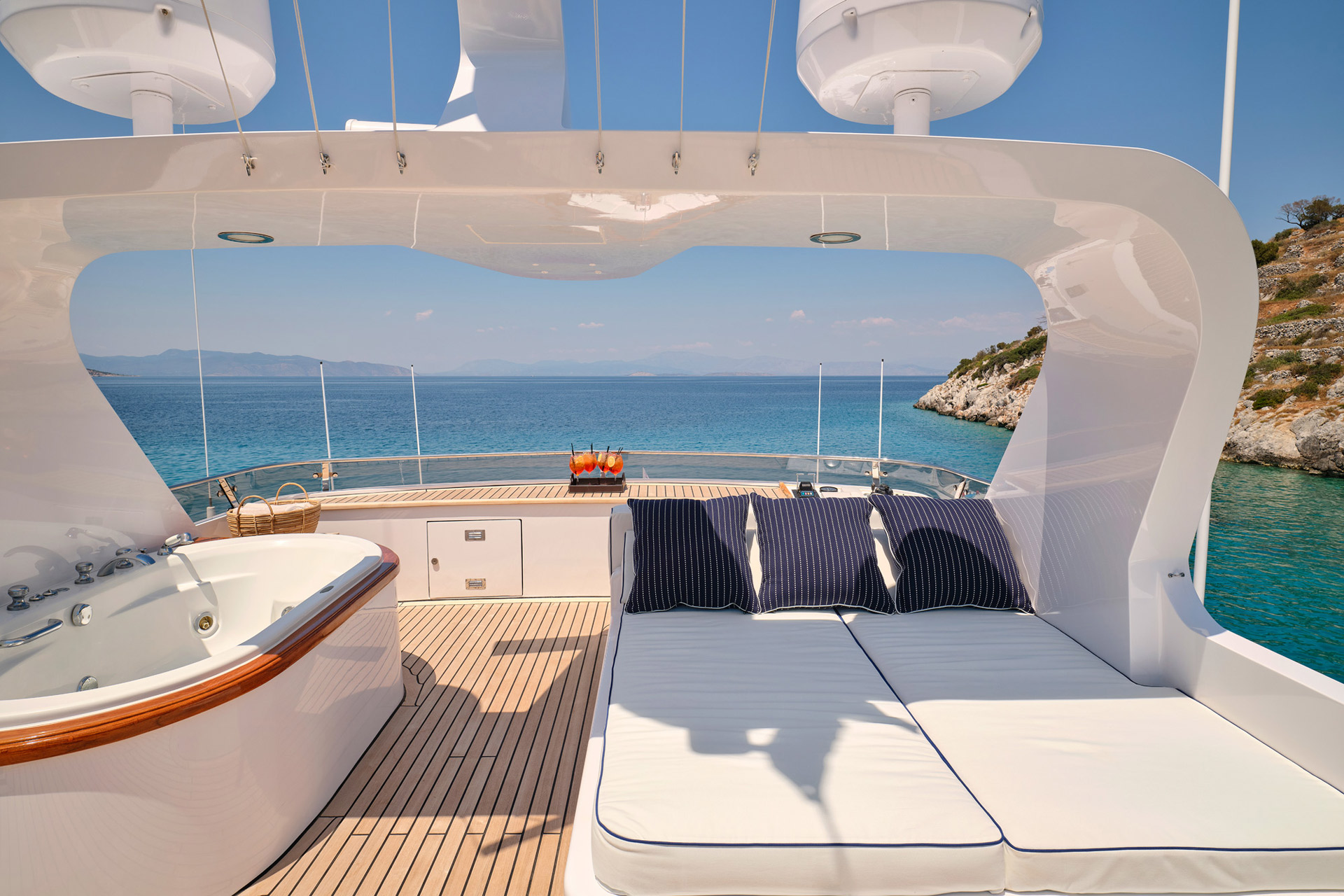 2.3 Flybridge jacuzzi and sunpads.jpg