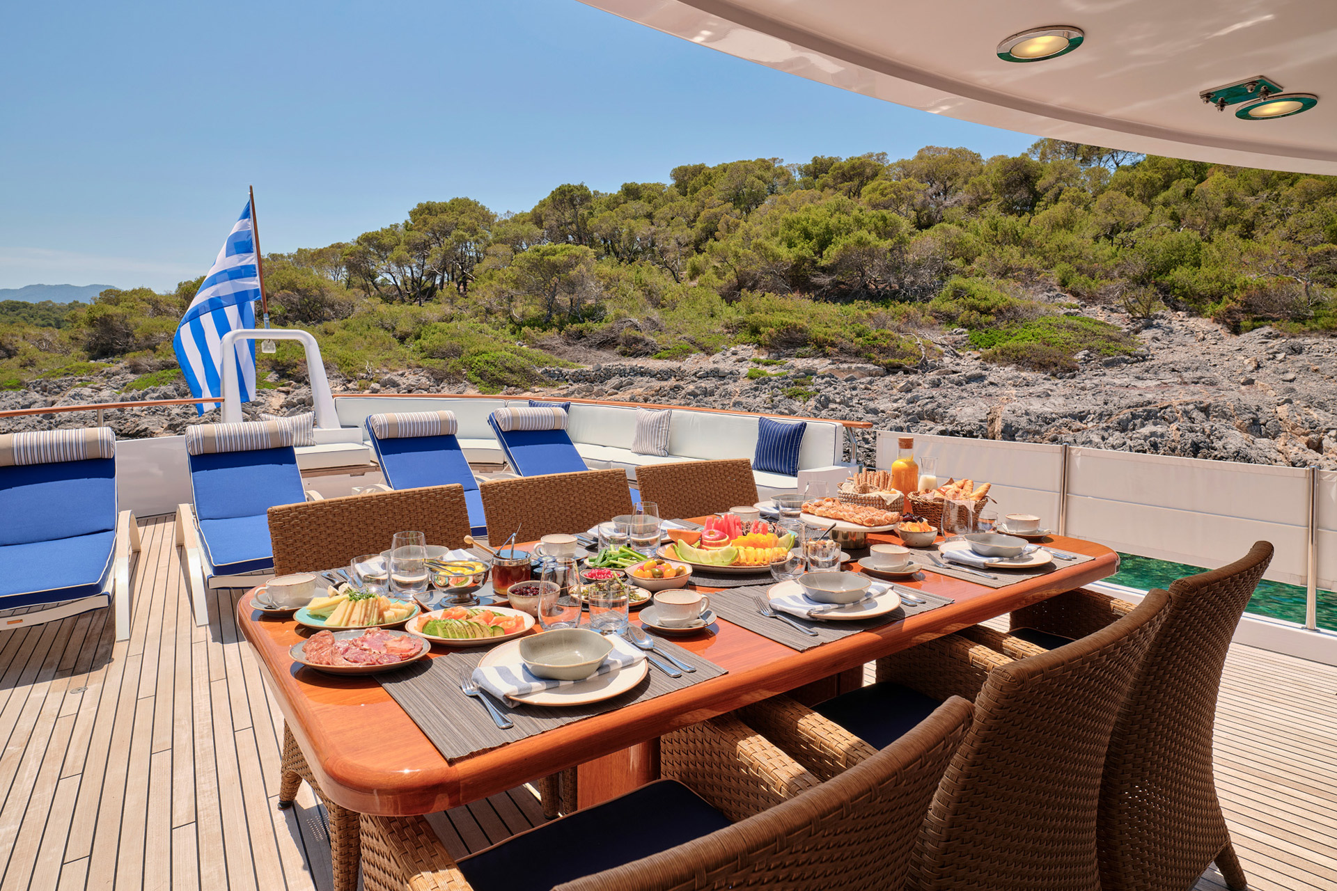 2.6 Upper deck al fresco dining.jpg