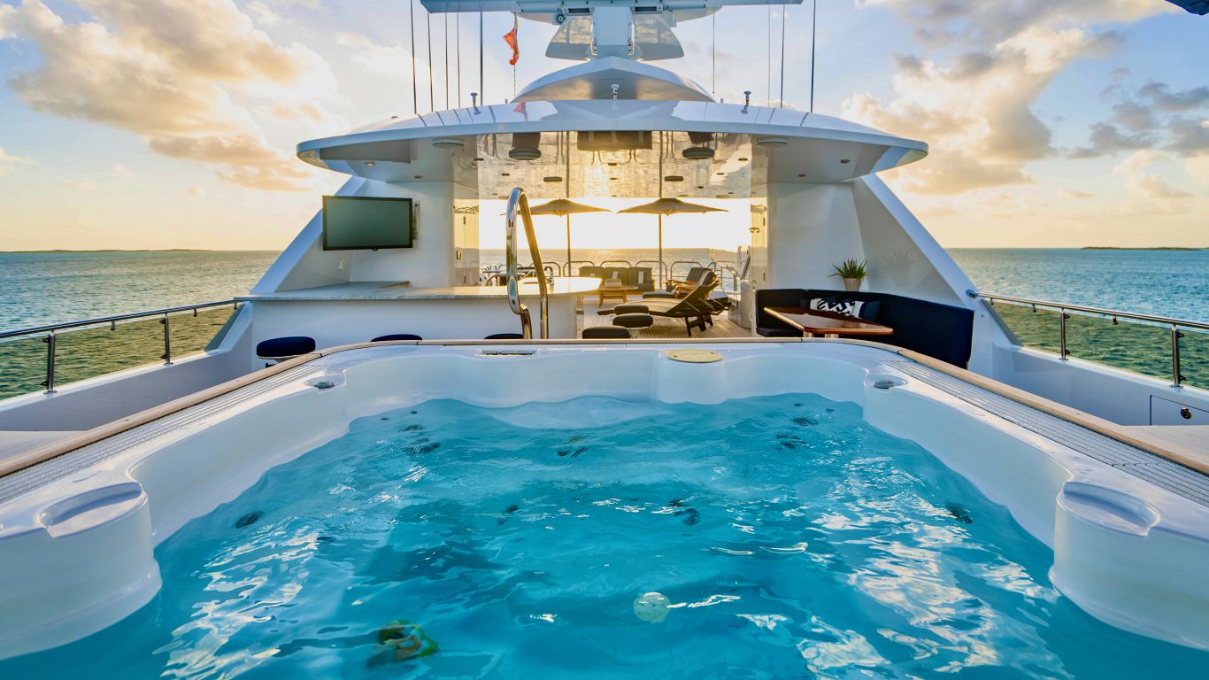 201 Jacuzzi on Sun deck.jpg