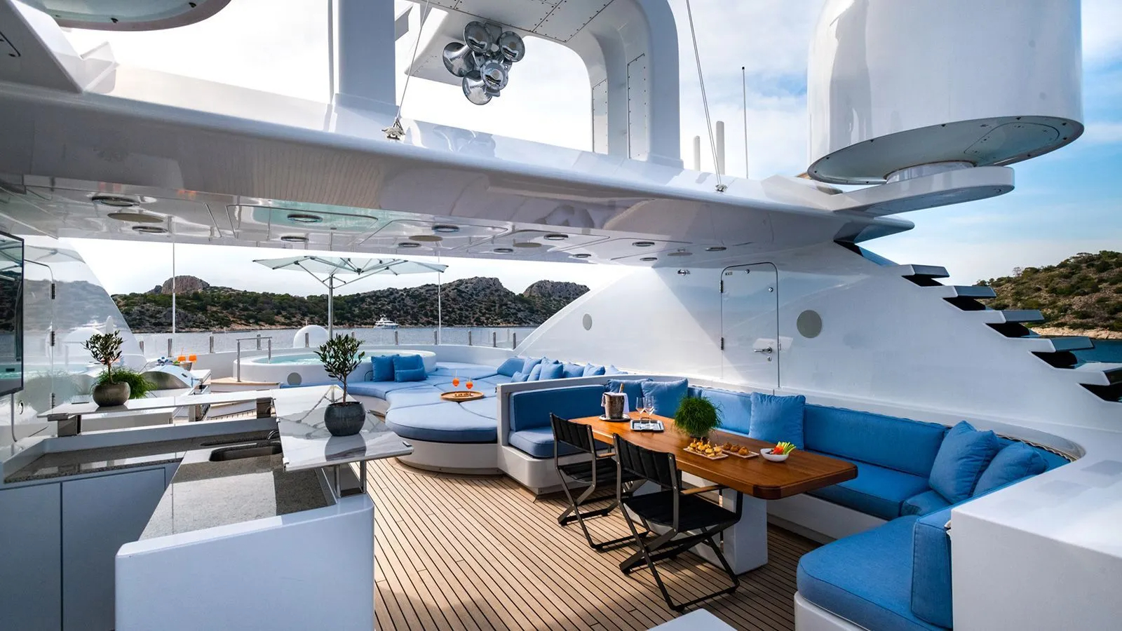 202 Sun deck seating and dining.jpg