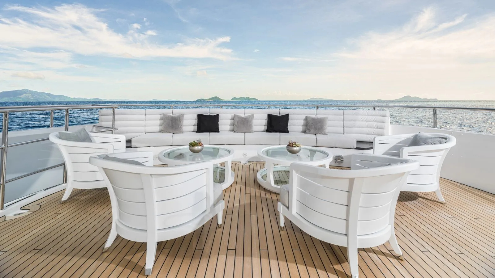203 Seating on Sun deck.jpg