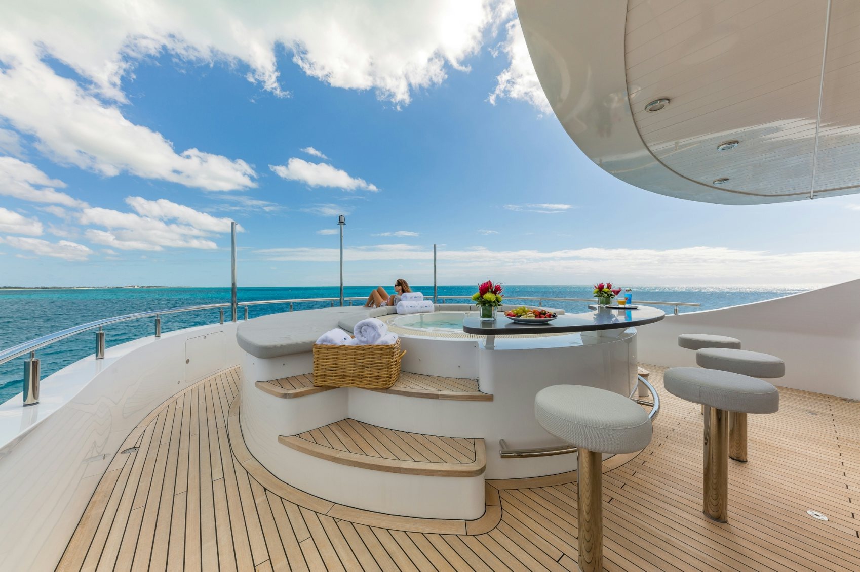 204 Deck jacuzzi sit up bar.jpg