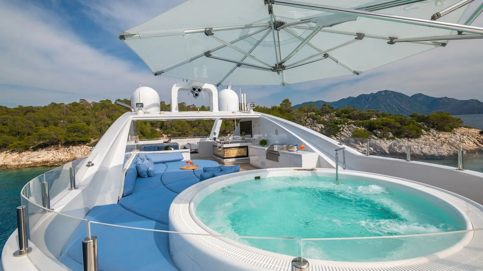 204 Jacuzzi and sun pads.jpg