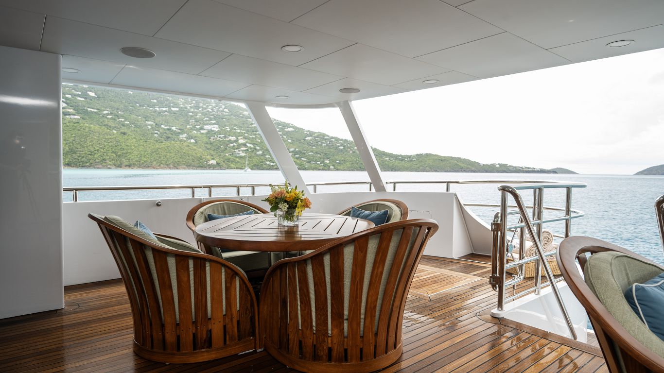 204 Main deck dining.jpg