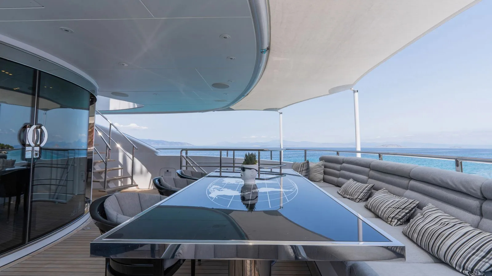 205 Bridge deck dining.jpg