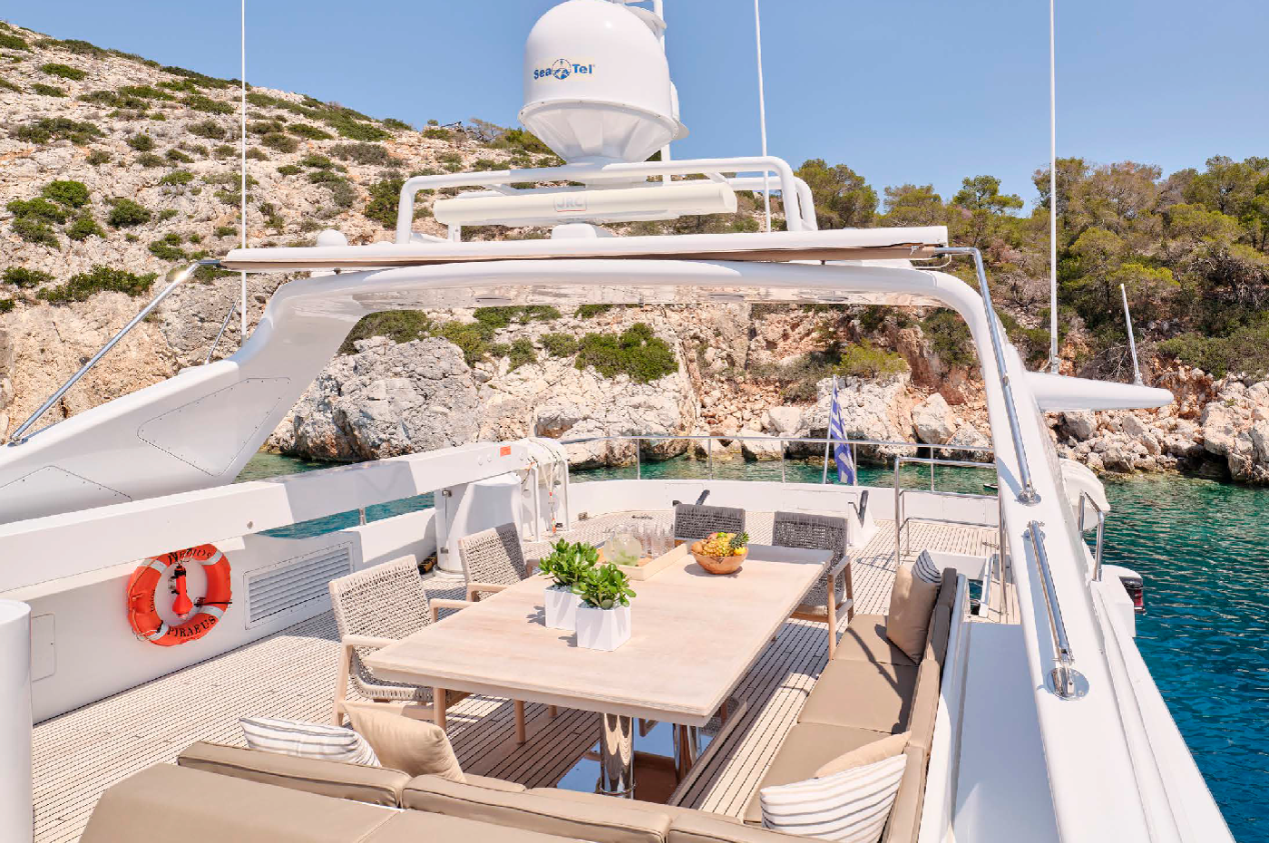 205 Dining and lounge on Sun deck.png