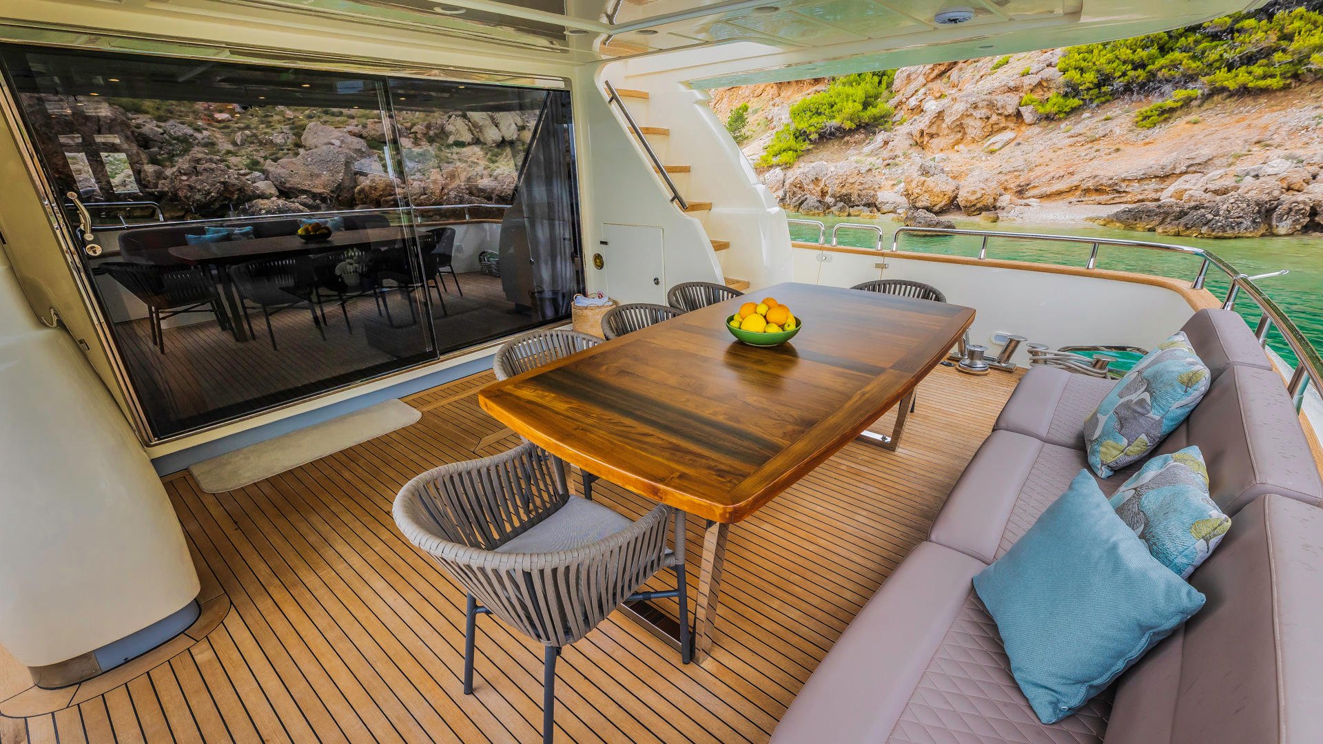 205 Main deck dining.jpg