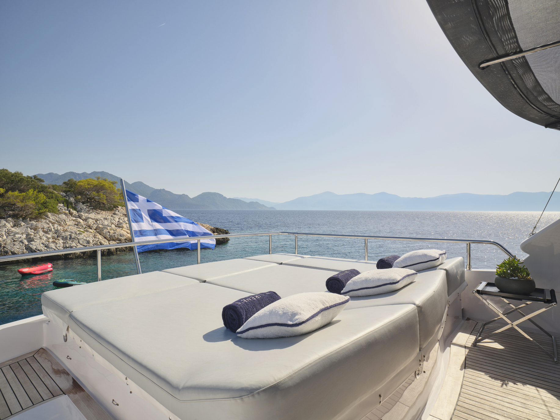 205 Sun beds on flybridge.jpg