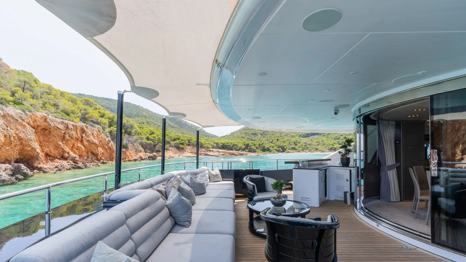 206 Seating on Main deck.jpg