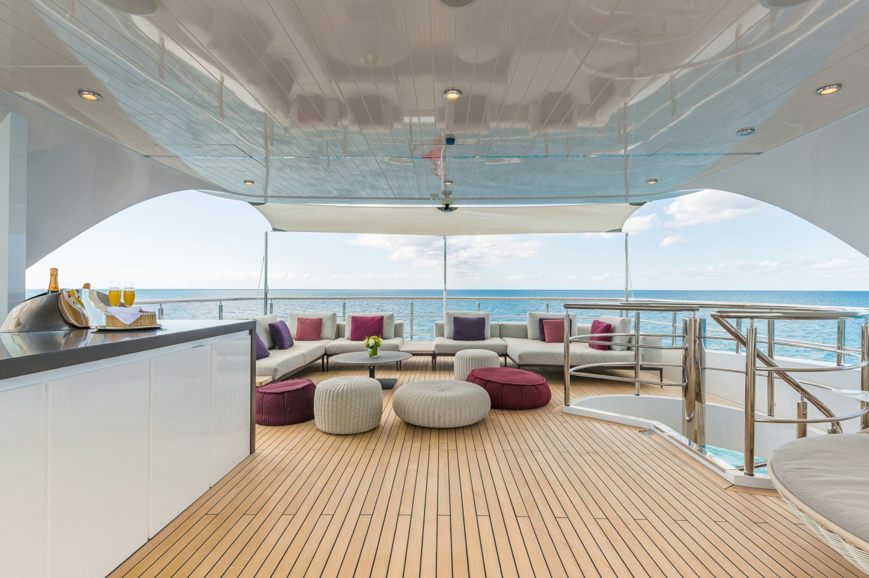 207 Deck lounge.jpg