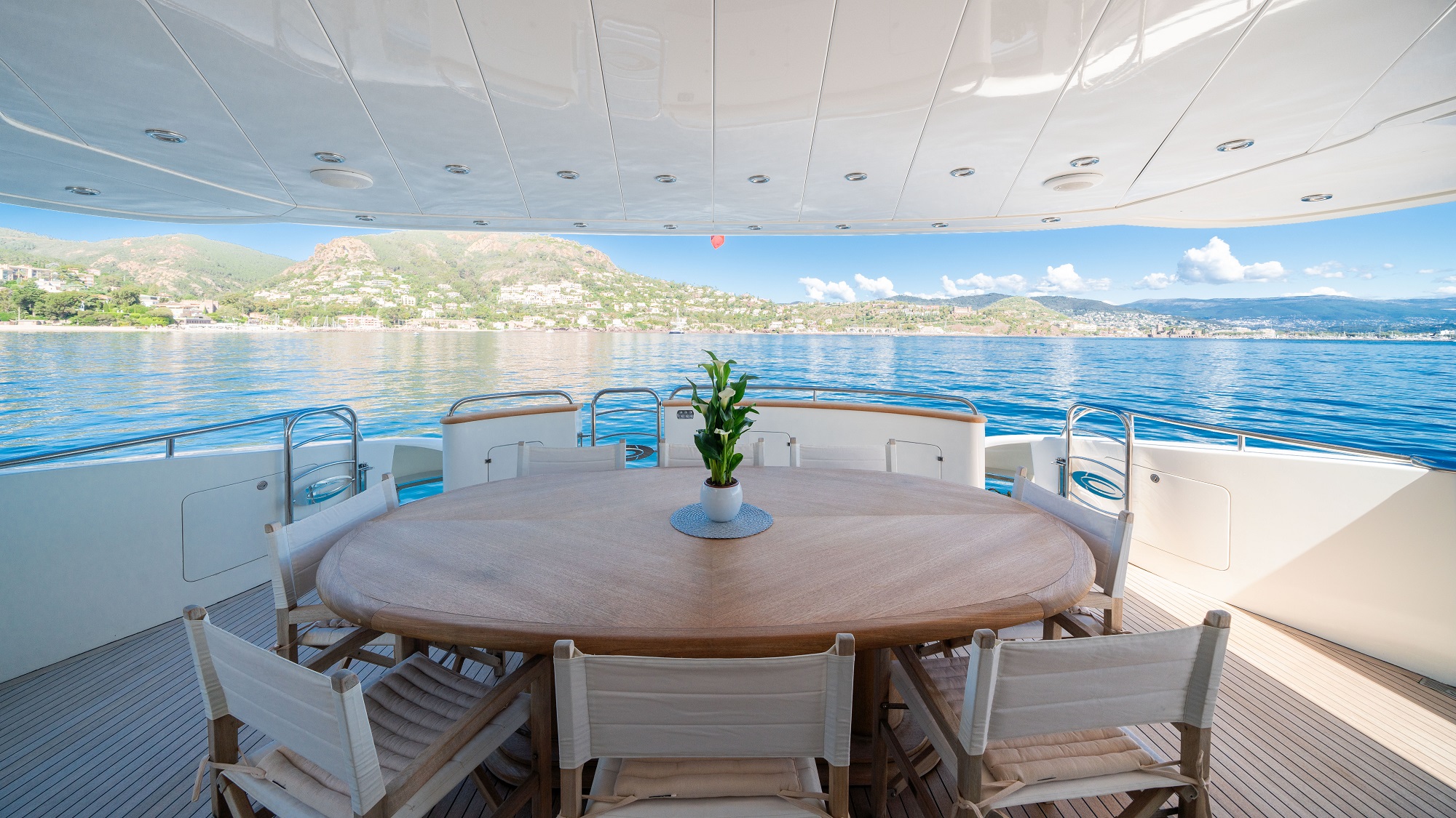 208 Main deck dining.jpg