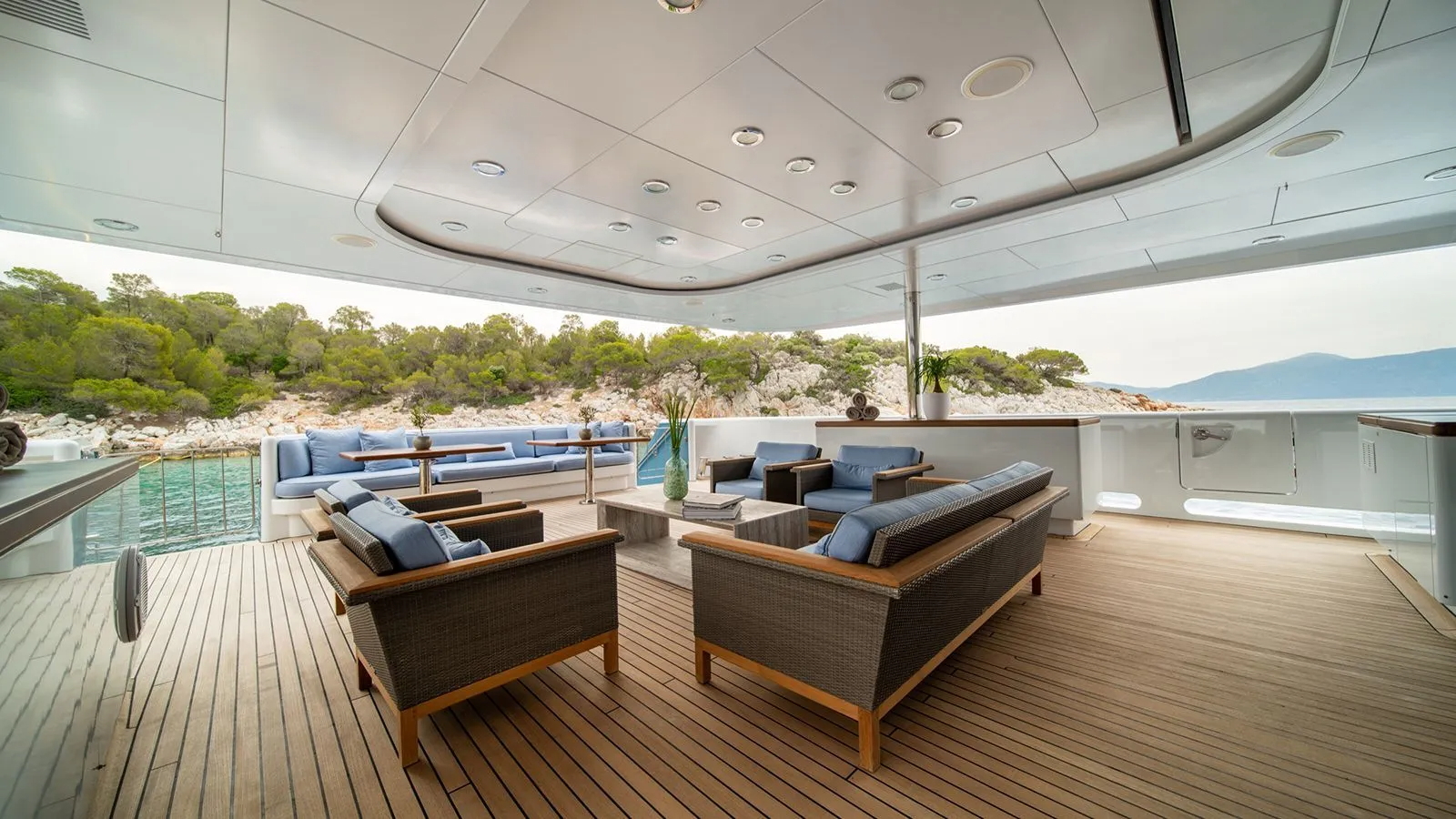 208 Main deck seating.jpg