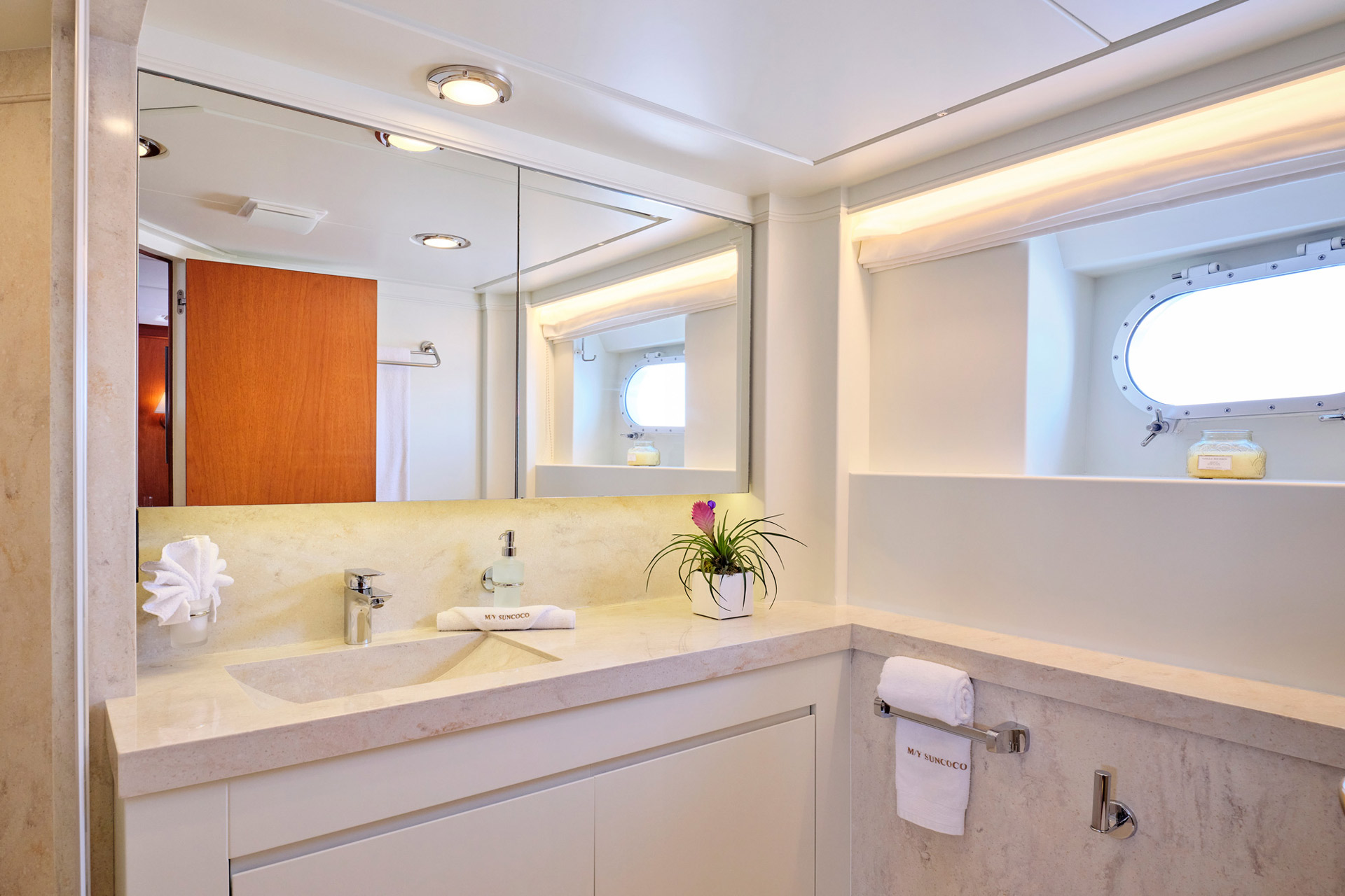 4.7 Ensuite bathroom.jpg
