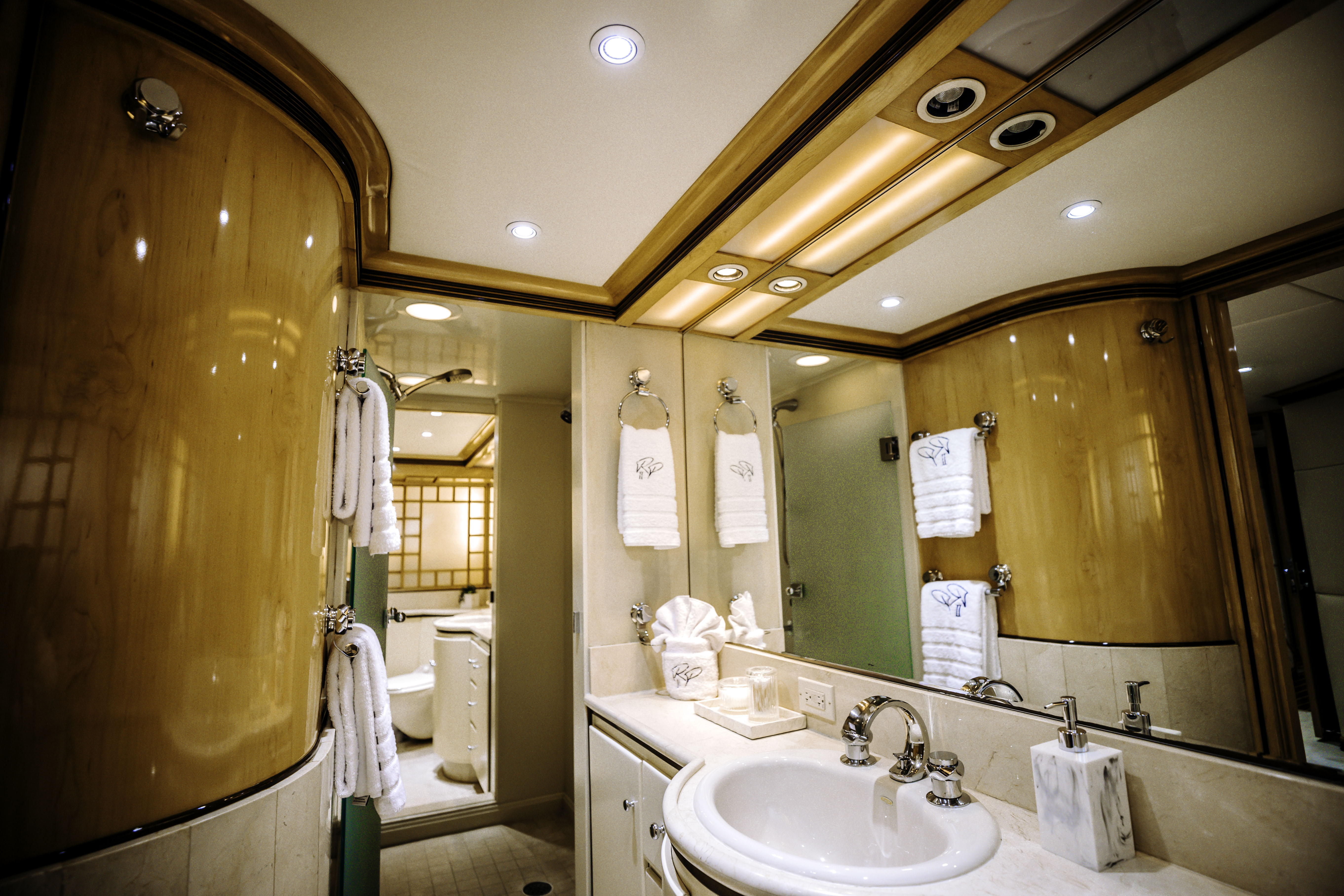 403 Master ensuite.jpg