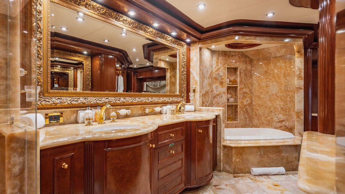404 Master suite ensuite.jpg